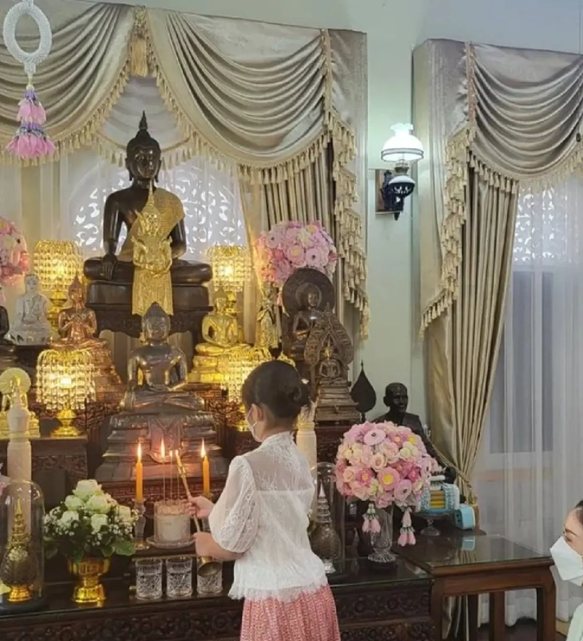 แอฟ ทักษอร พา น้องปีใหม่ ไปทำบุญ กิริยานอบน้อมอ่อนหวานเหมือนแม่ไม่มีผิด