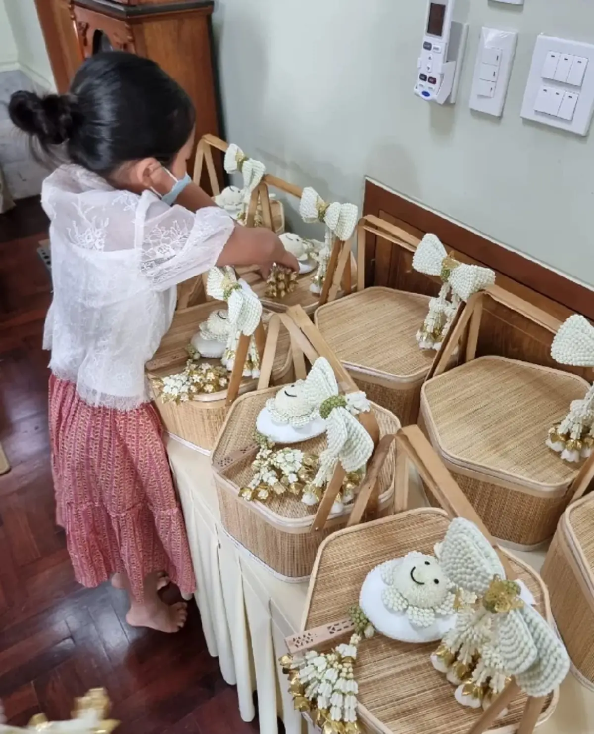 แอฟ ทักษอร พา น้องปีใหม่ ไปทำบุญ กิริยานอบน้อมอ่อนหวานเหมือนแม่ไม่มีผิด