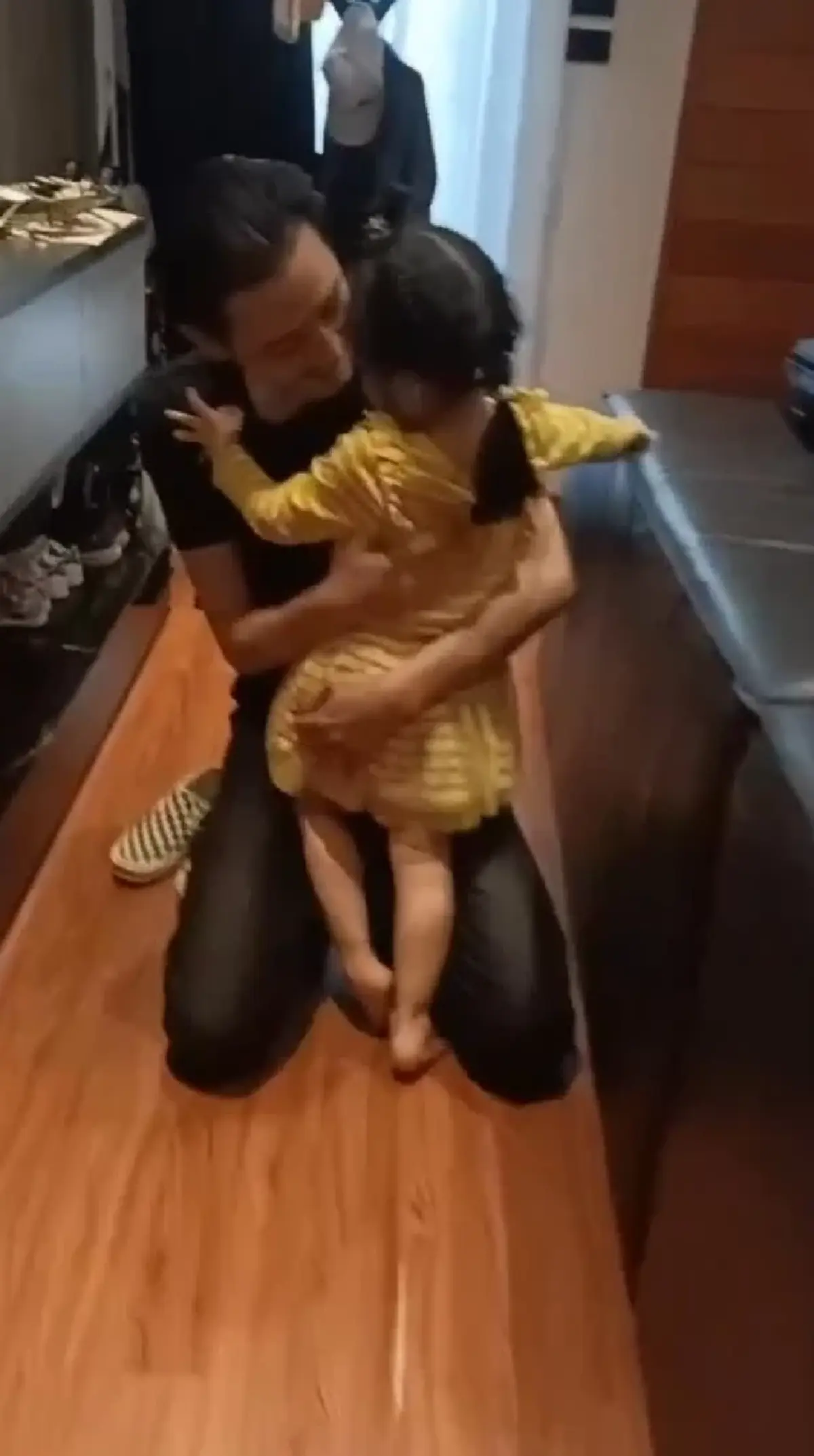 วินาที น้องวีจิ วิ่งโผเข้ากอด พ่อหนุ่ม ศรราม หลังกลับมาจากทำงาน 
