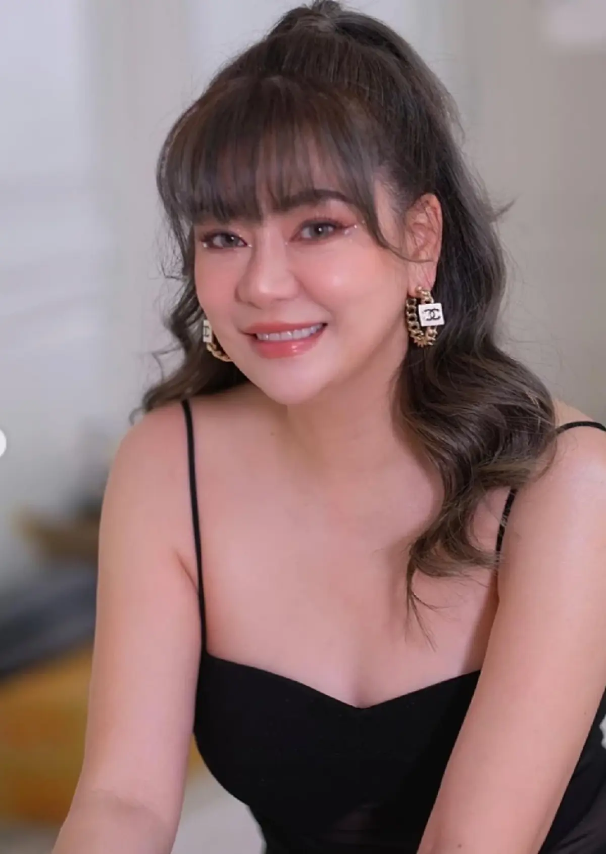 โอ๋ ภัคจีรา อวดลุคแซ่บในชุดสายเดี่ยวสีดำ โสดแล้วสวยปังไม่ไหว