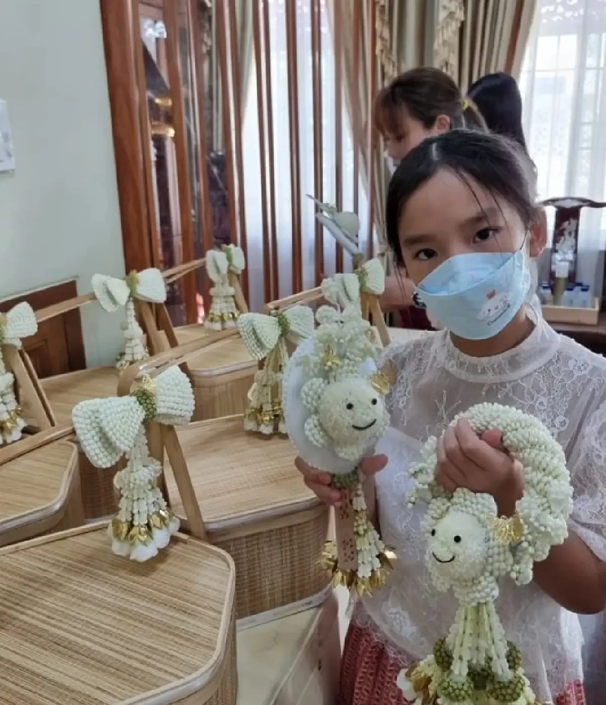 แอฟ ทักษอร พา น้องปีใหม่ ไปทำบุญ กิริยานอบน้อมอ่อนหวานเหมือนแม่ไม่มีผิด