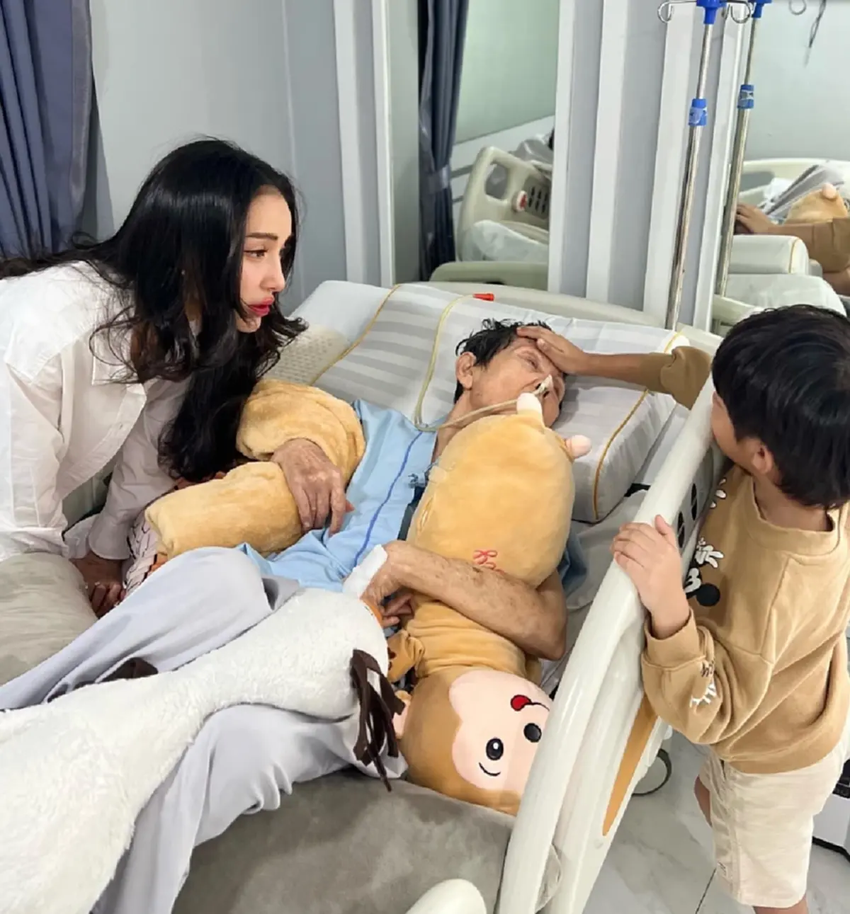 โมเมนต์อบอุ่น น้องเรซซิ่ง ลูกชาย แพท ณปภา ลูบหัวคุณยายอย่างอ่อนโยน