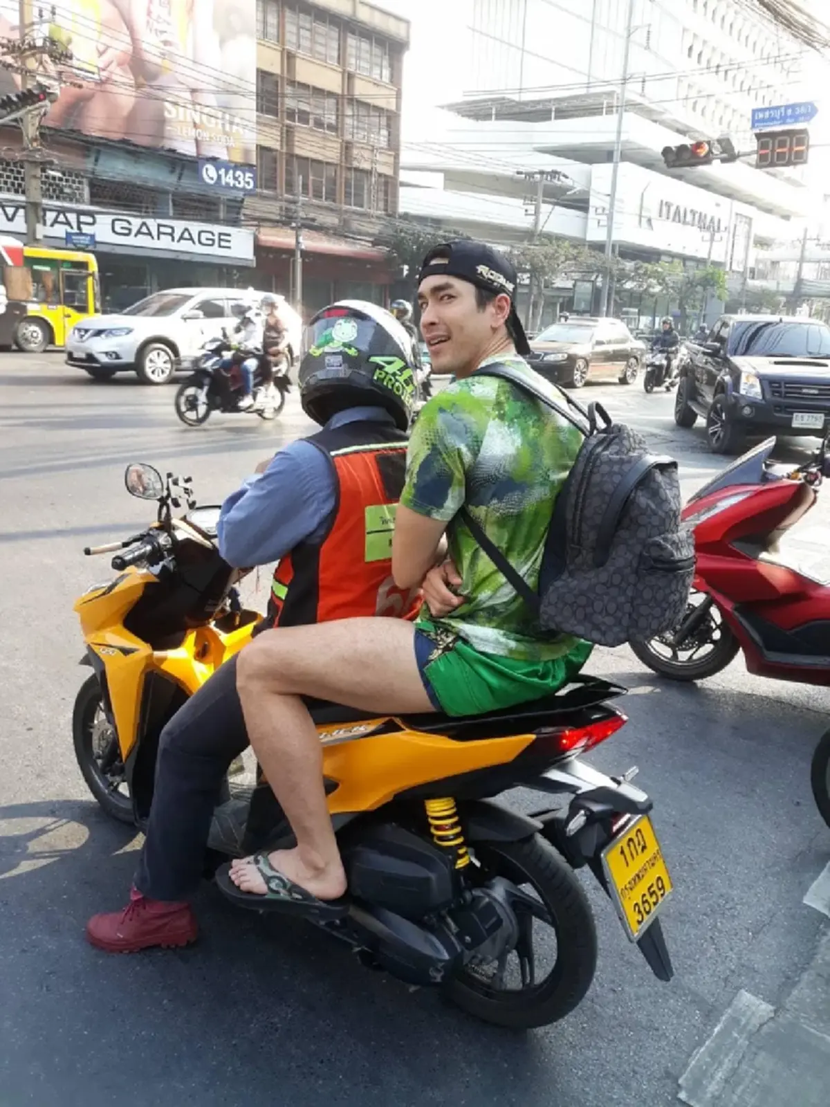 สาวรถติดไฟแดง หันไปเจอหนุ่มหล่ออยู่คันข้างๆ พีคมากเป็นพระเอกดัง