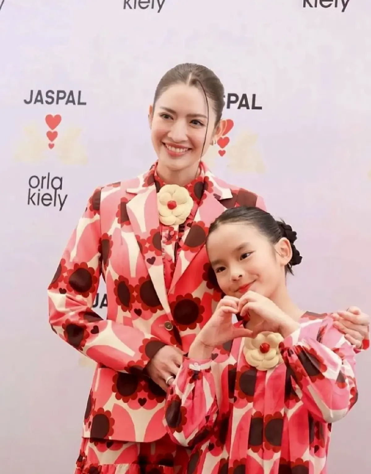 ภาพล่าสุด น้องปีใหม่ ทายาทคนเดียว แอฟ ทักษอร หลังออกงาน เป็นสาวสวยมาก