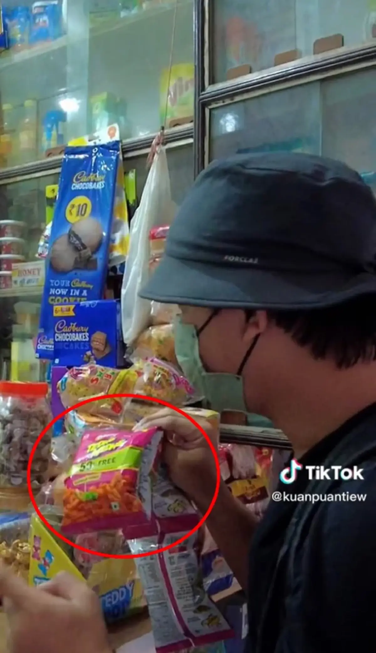 หนุ่มรีวิวขนมอินเดีย เห็นชื่อยี่ห้อแล้วสะดุ้ง ถึงกับต้องอ่านซ้ำอีกรอบ