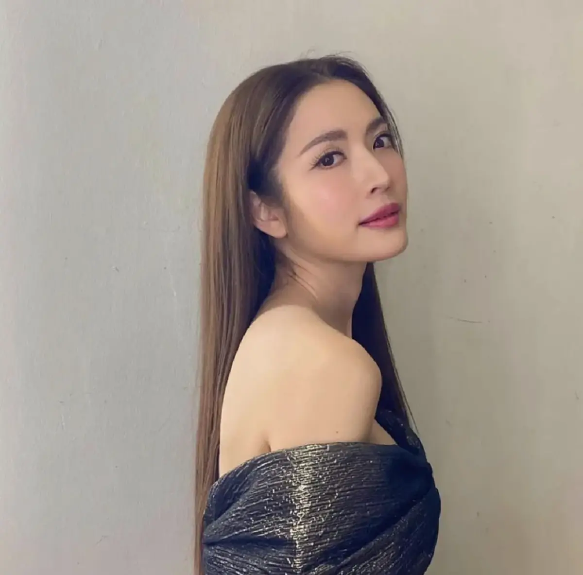 เอาแล้ว แอฟ ทักษอร เจอบุกถามกลางไอจีจะคบผู้ชายตีเมียจริงหรอ แฟนๆซัดกลับ