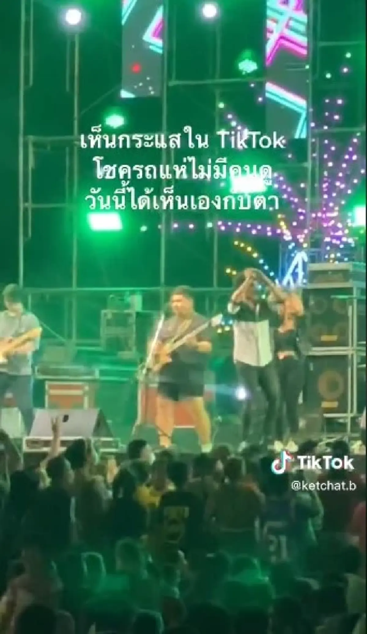 สาวเห็นกระแส โชครถแห่ไม่มีคนดู เลยขอไปชมกับตา สุดท้ายไม่พ้นดราม่าสนั่น