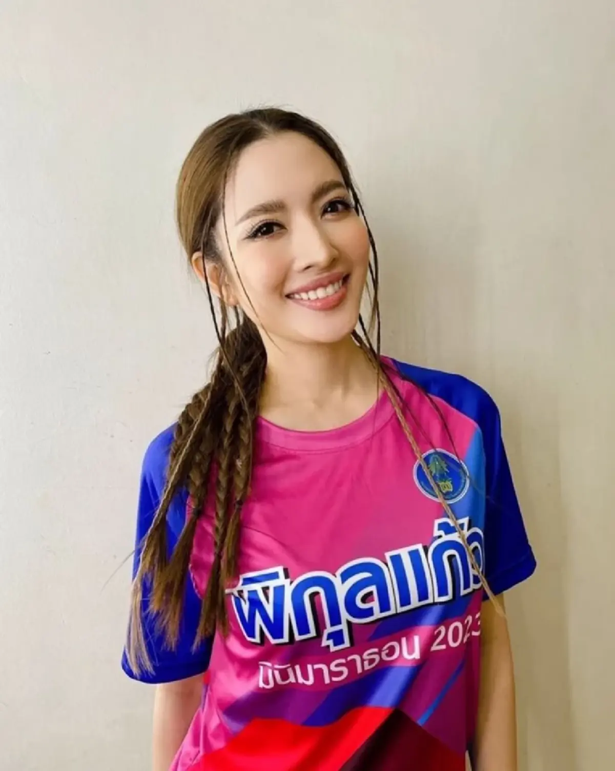 เอาแล้ว แอฟ ทักษอร เจอบุกถามกลางไอจีจะคบผู้ชายตีเมียจริงหรอ แฟนๆซัดกลับ