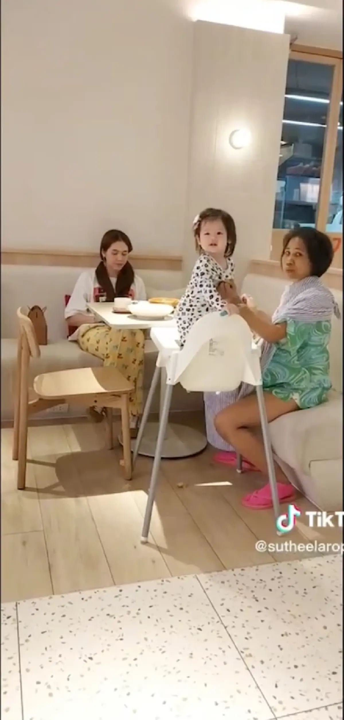 ชมพู่ อารยา อุ้ม น้องแอบิเกล โบกมือทักทายแฟนคลับก่อนกลับ เป็นกันเองมากๆ