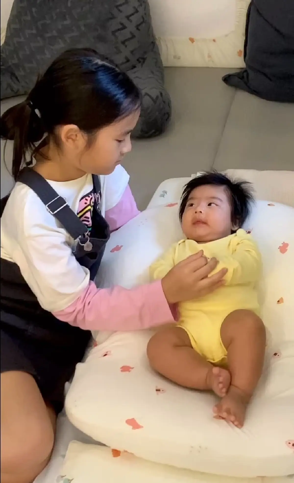 วินาที น้องปีใหม่ เจอน้องชาย น้องพีร์เจ งานนี้ไม่รู้จะเอ็นดูใครก่อนดี