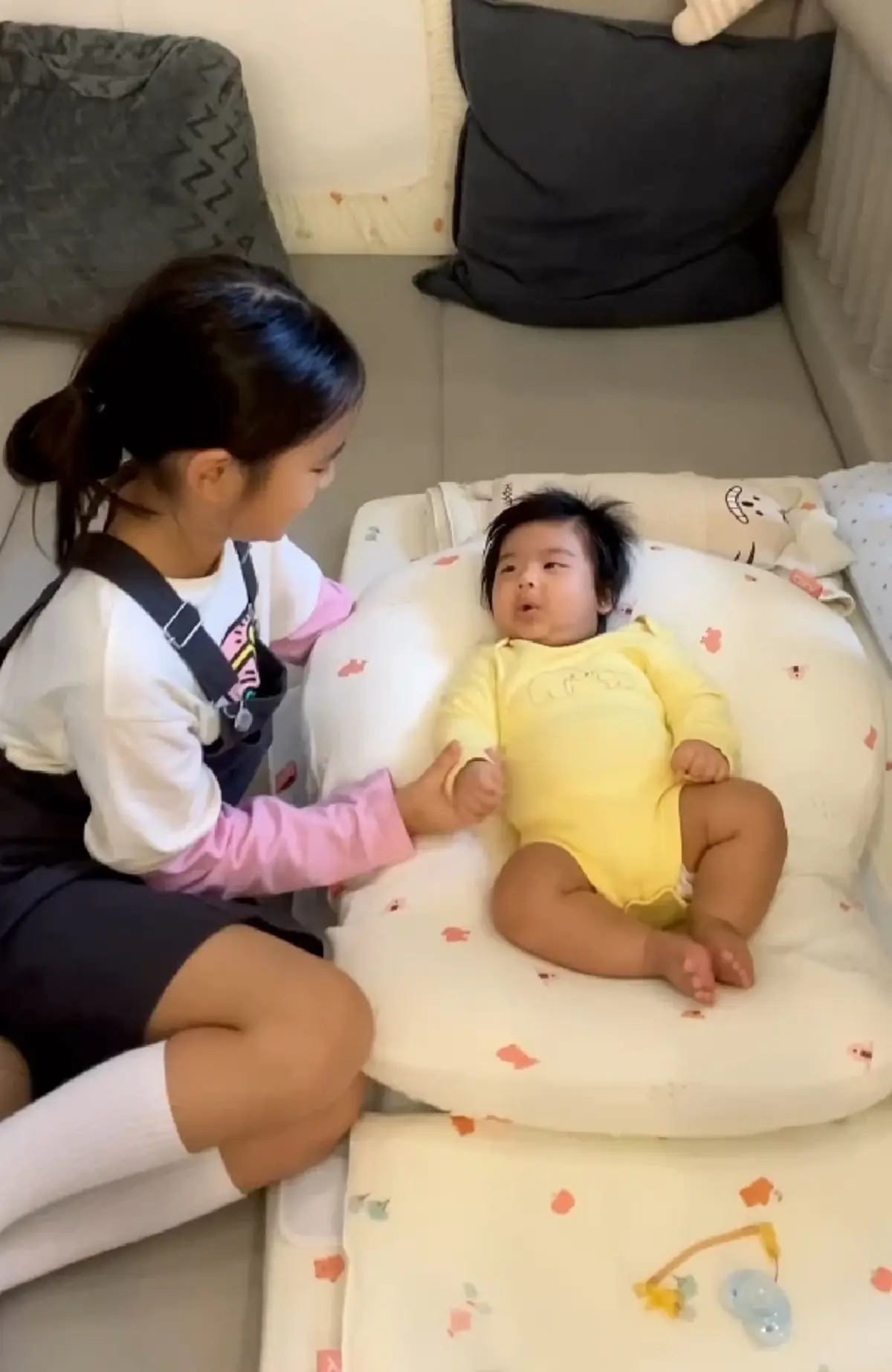 วินาที น้องปีใหม่ เจอน้องชาย น้องพีร์เจ งานนี้ไม่รู้จะเอ็นดูใครก่อนดี