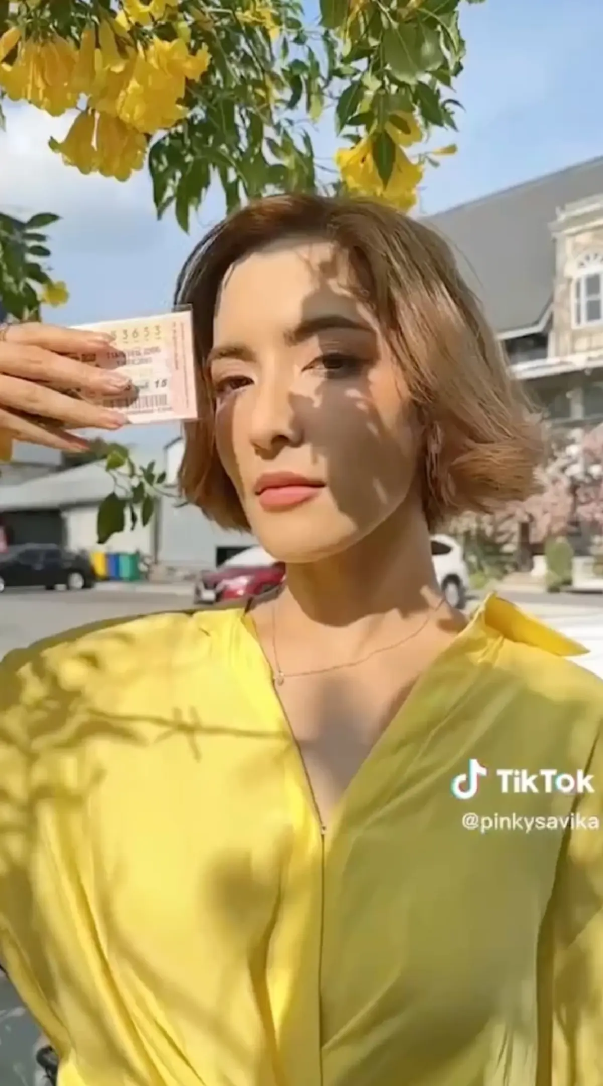 พิ้งกี้ สาวิกา โพสต์คลิปล่าสุด ทำคนหลุดโฟกัสหวยในมือ ก่อนซูมเห็นเต็มๆ