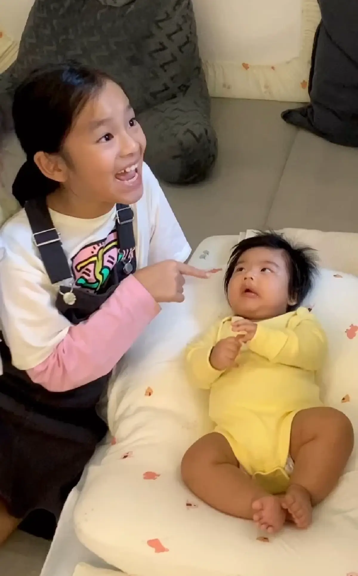 วินาที น้องปีใหม่ เจอน้องชาย น้องพีร์เจ งานนี้ไม่รู้จะเอ็นดูใครก่อนดี