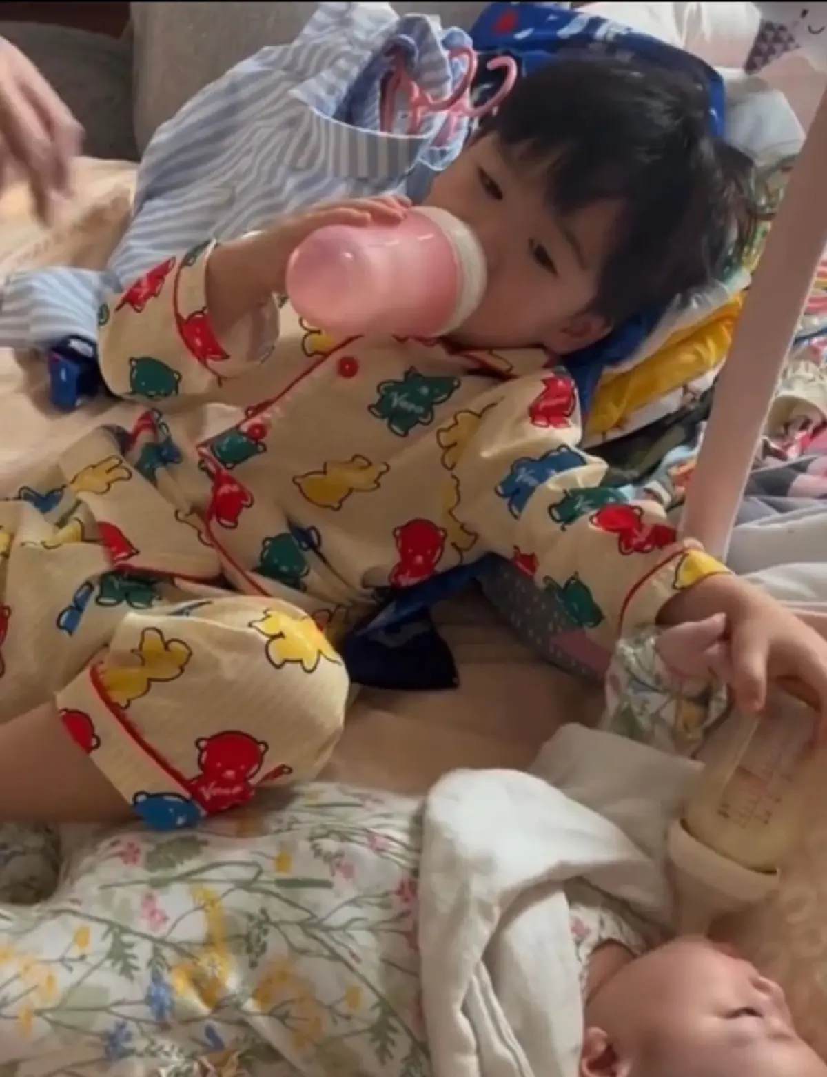 น้องพีร์ ลูก พ่อบีม ช่วยป้อนนมให้น้องสาวฝาแฝด แต่เอ๊ะดูแล้วสู้ชีวิตมาก 