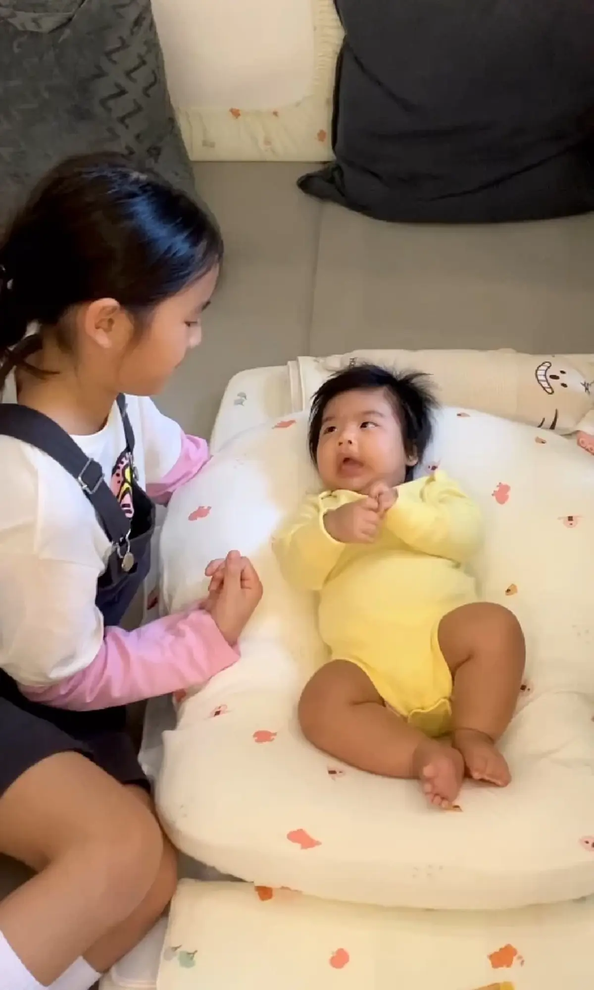 วินาที น้องปีใหม่ เจอน้องชาย น้องพีร์เจ งานนี้ไม่รู้จะเอ็นดูใครก่อนดี