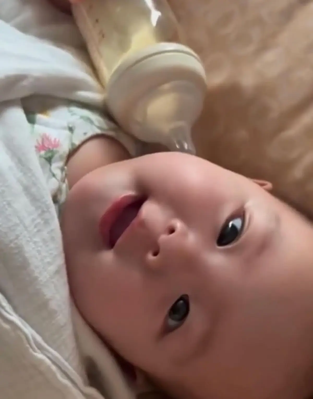 น้องพีร์ ลูก พ่อบีม ช่วยป้อนนมให้น้องสาวฝาแฝด แต่เอ๊ะดูแล้วสู้ชีวิตมาก 