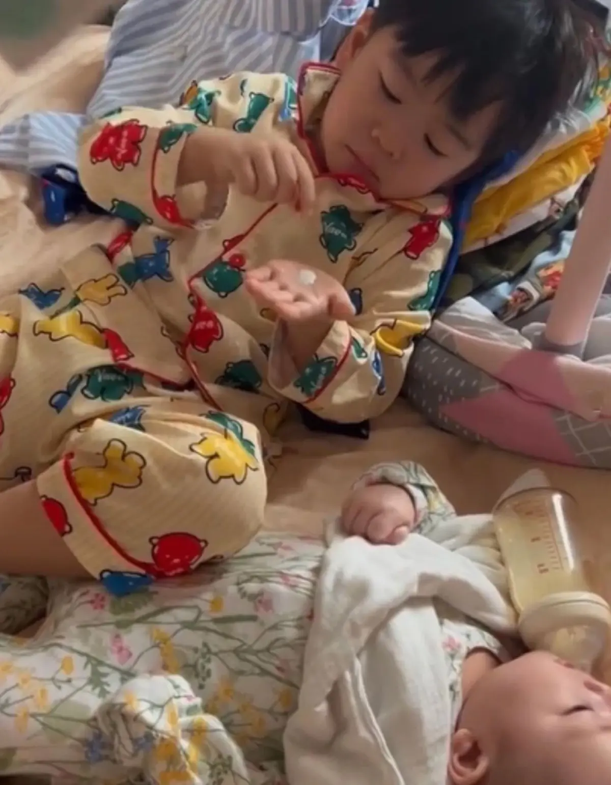 น้องพีร์ ลูก พ่อบีม ช่วยป้อนนมให้น้องสาวฝาแฝด แต่เอ๊ะดูแล้วสู้ชีวิตมาก 