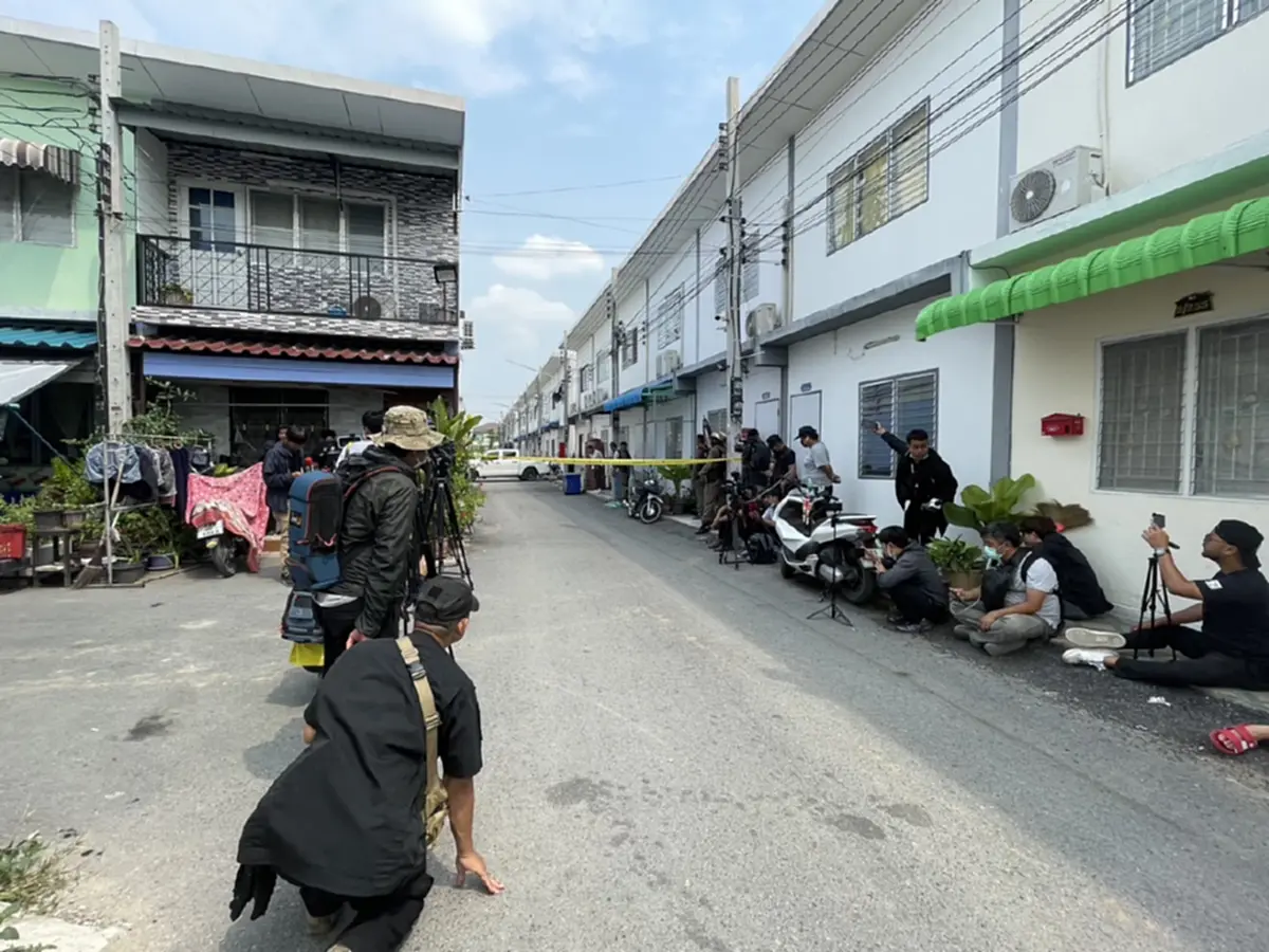 เปิดนาที สารวัตรคลั่ง วิ่งออกจากบ้าน เสียงปืนดังขู่ สถานการณ์ยังตึงเครียด