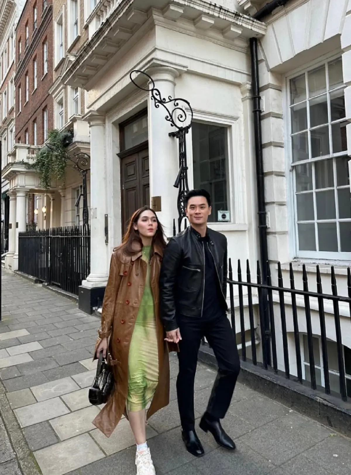 น็อต วิศรุต โชว์ช็อตหวาน ชมพู่ อารยา สังเกตุที่มือดีๆทำแฟนๆกรี๊ดหนักมาก