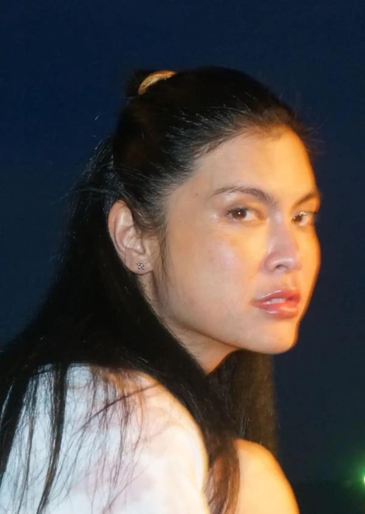 ซูมดูรูปที่หัวเตียงนอนของ ปิ่น เก็จมณี 