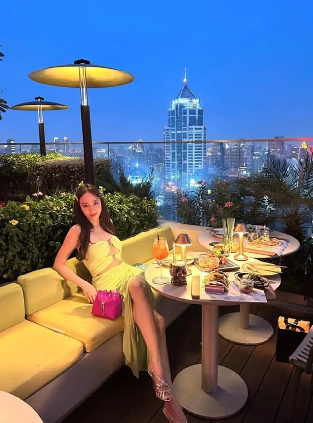 จับตา อั้ม พัชราภา ดินเนอร์ไฮโซคนดัง ทำแฟนๆอดลุ้นไม่ได้