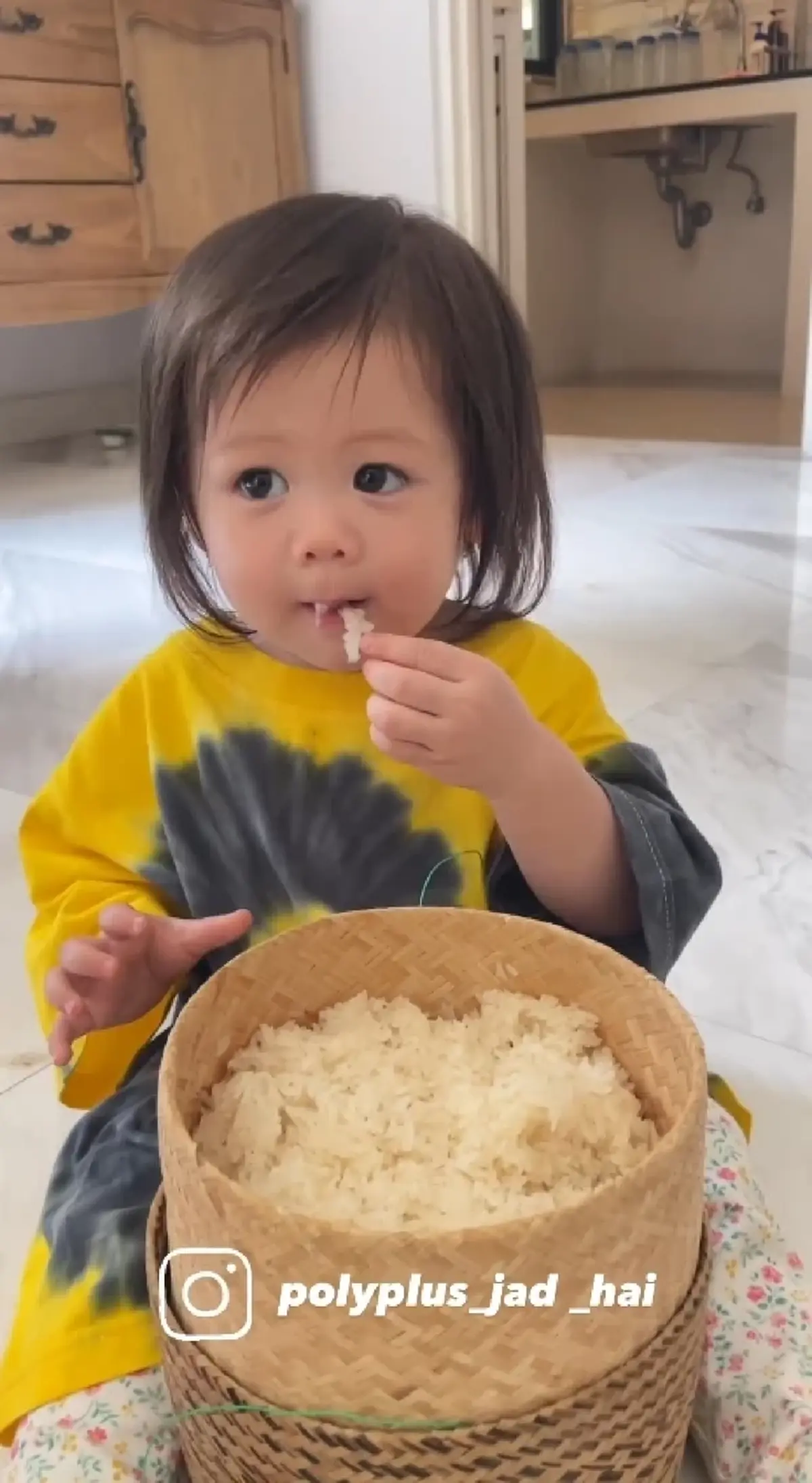 น้องแอบิเกล เดินตามรอย พี่สายฟ้า-พี่พายุ นั่งจกข้าวเหนียวกินอย่างเอร็ดอร่อย 