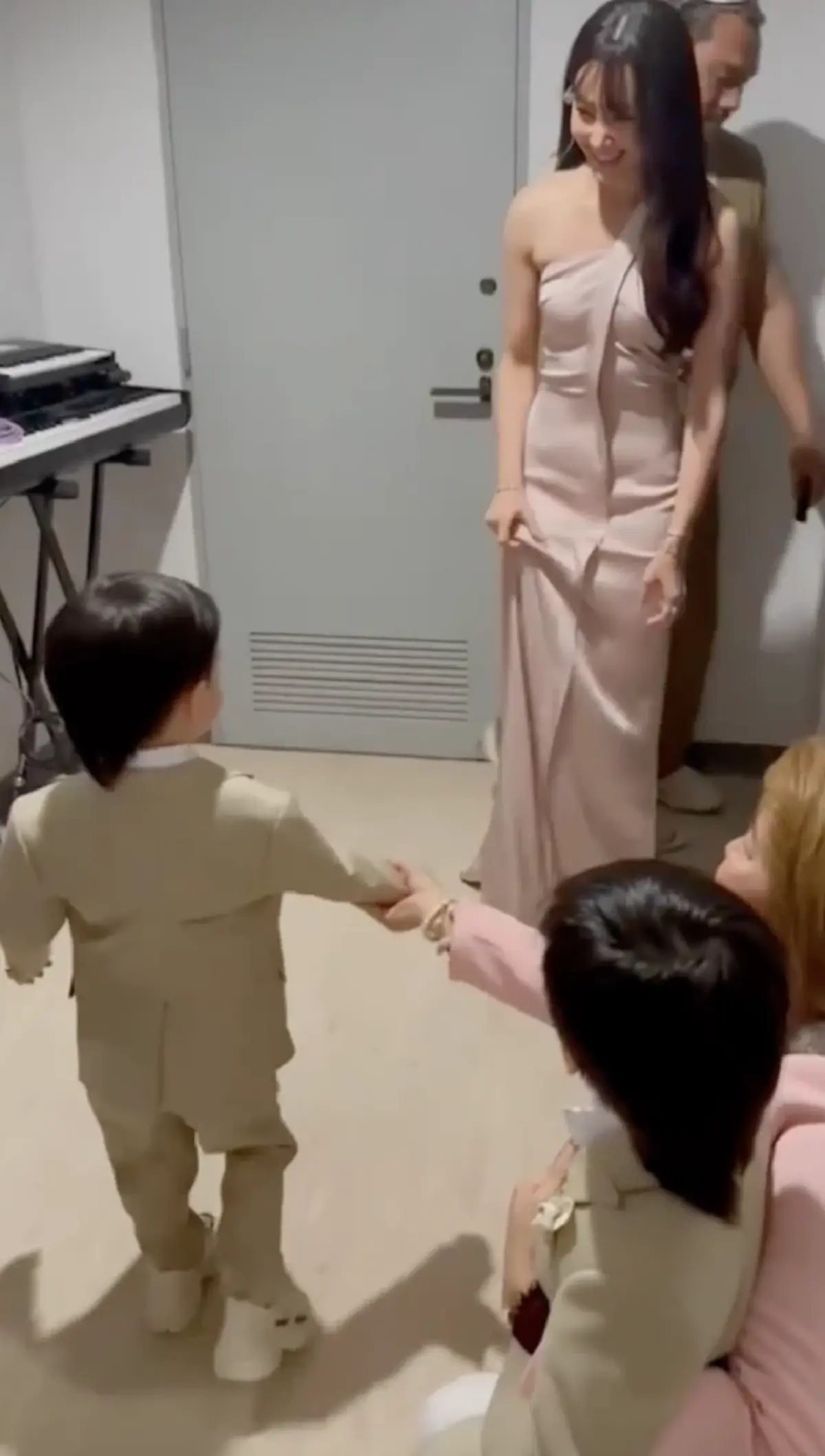 วินาที เบลล่า เจอ น้องธีร์-น้องพีร์ ครั้งแรก 2 หนุ่มแตกต่างกันชัดเจน