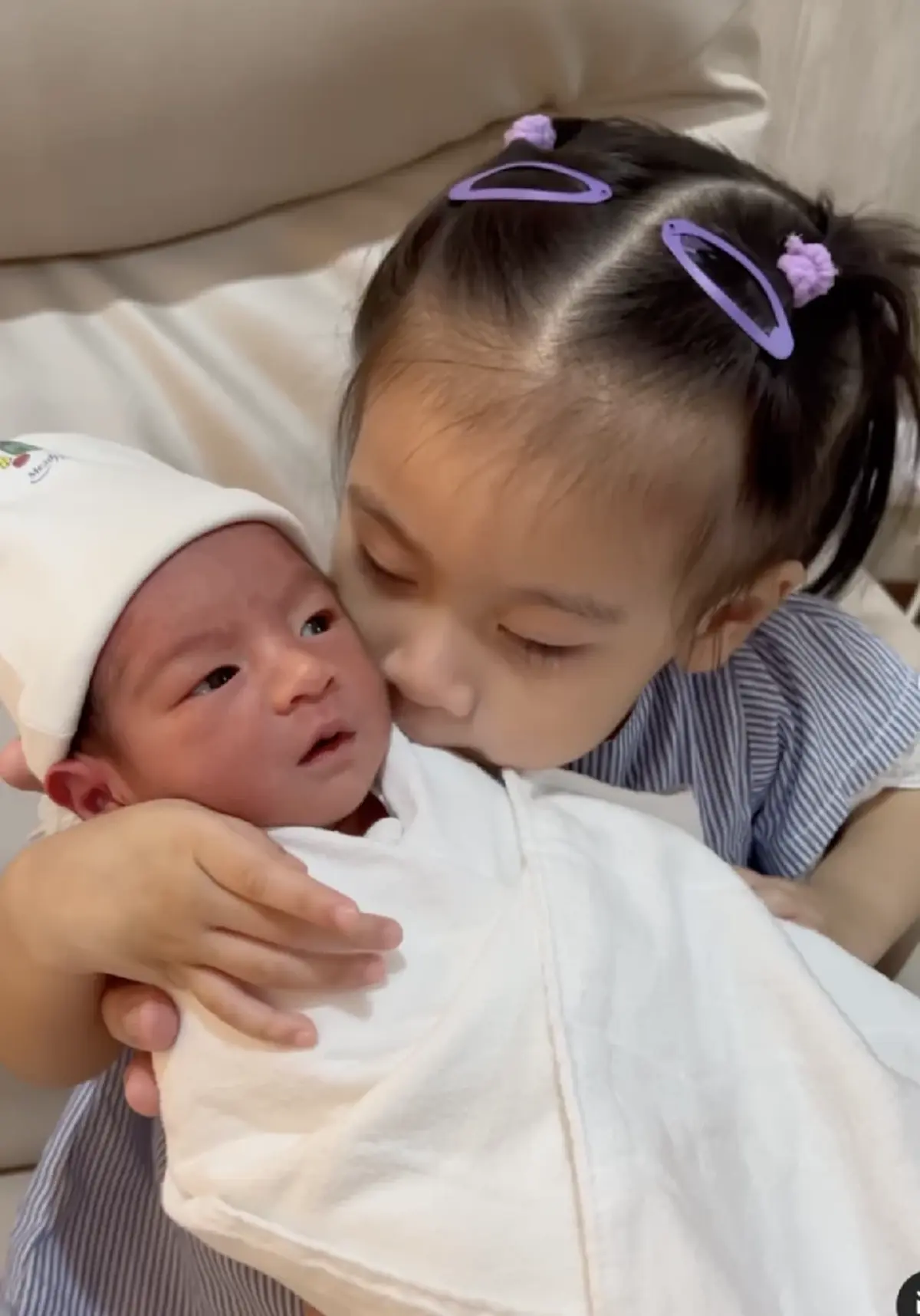 วินาที น้องธิธาร ลูกสาว อุ๊งอิ๊ง ชินวัตร เจอหน้าน้องชาย น้องธาษิณ ครั้งแรก