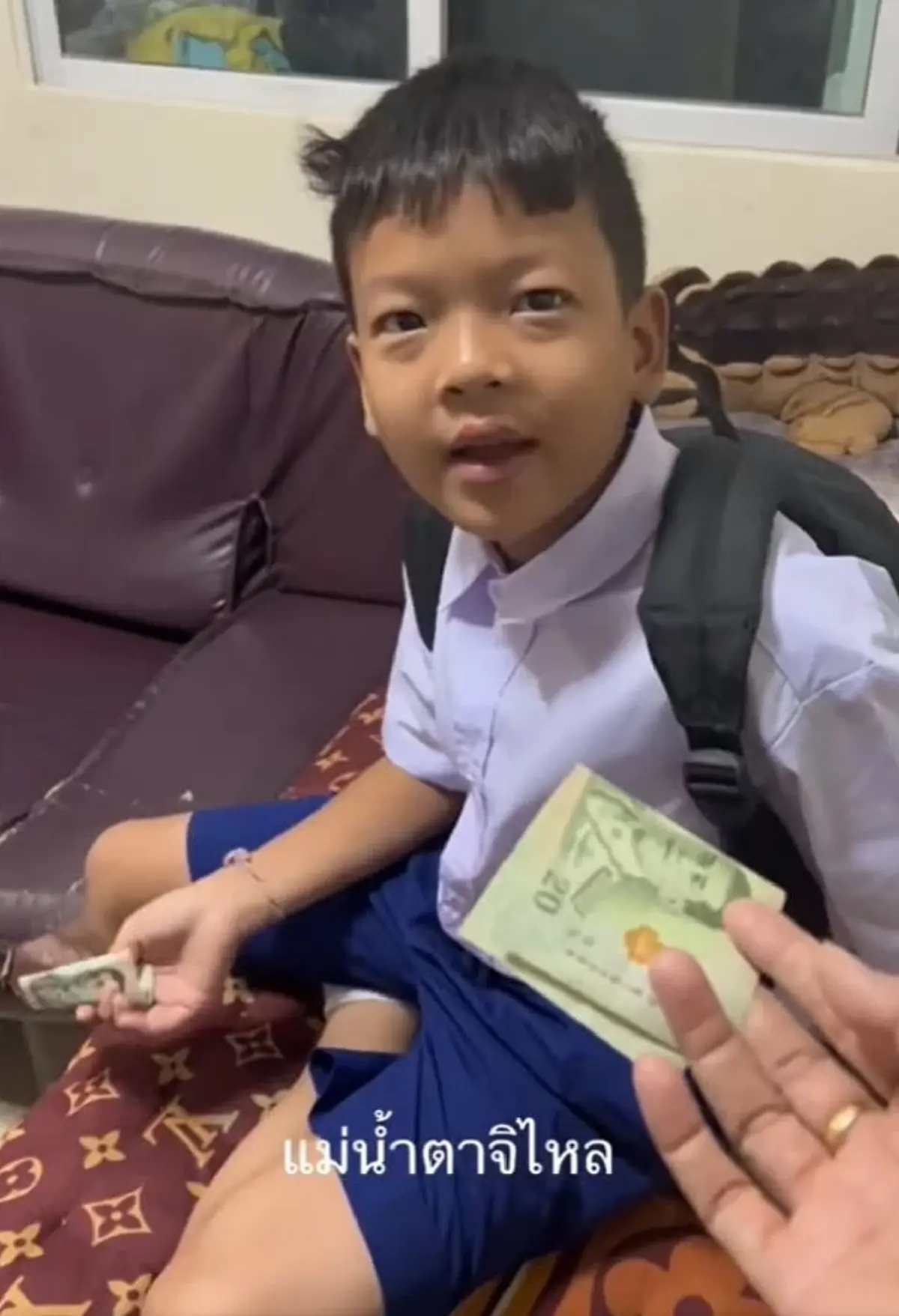 สุดยอดลูกชาย เอาเงินไปโรงเรียนแค่ 20 คุณแม่รู้สาเหตุแล้วน้ำตาซึม