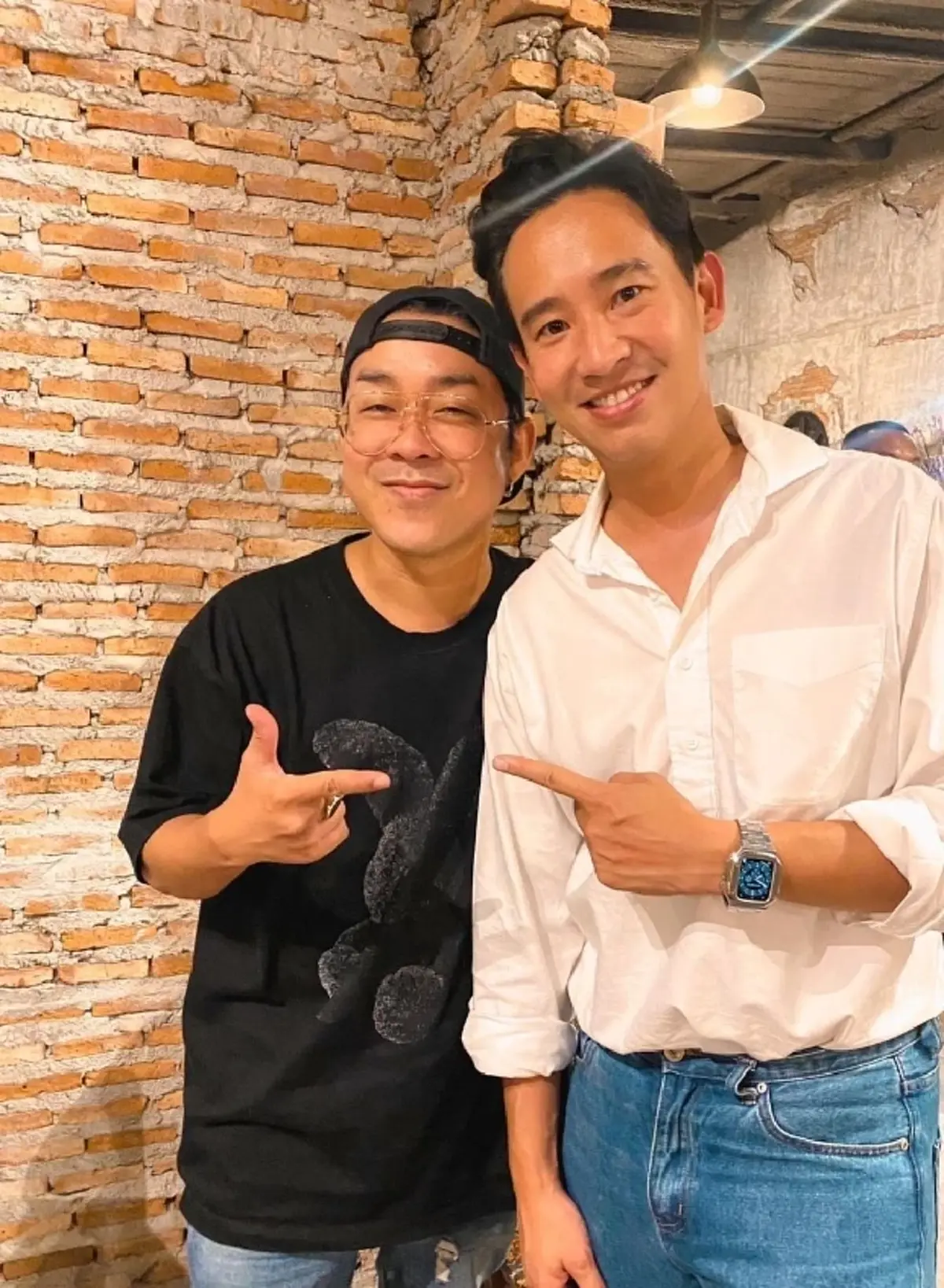 นักร้องดัง บังเอิญเจอ ทิม พิธา ถึงกับลั่น ไม่เคยกอดใครแล้วใจสั่นขนาดนี้