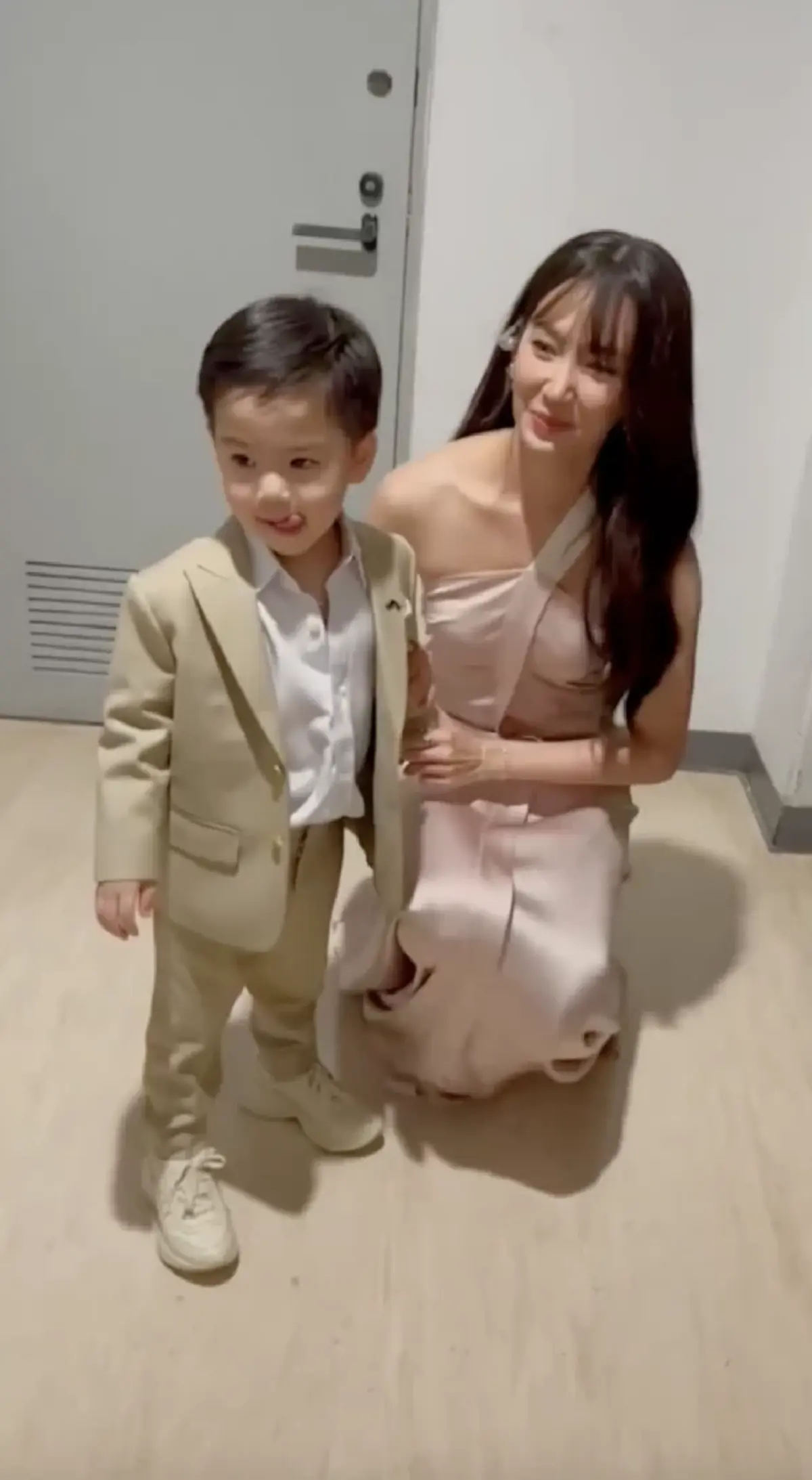 วินาที เบลล่า เจอ น้องธีร์-น้องพีร์ ครั้งแรก 2 หนุ่มแตกต่างกันชัดเจน