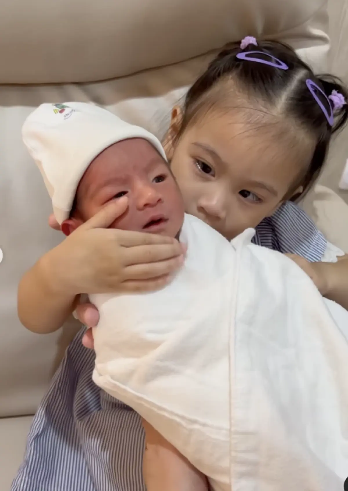 วินาที น้องธิธาร ลูกสาว อุ๊งอิ๊ง ชินวัตร เจอหน้าน้องชาย น้องธาษิณ ครั้งแรก