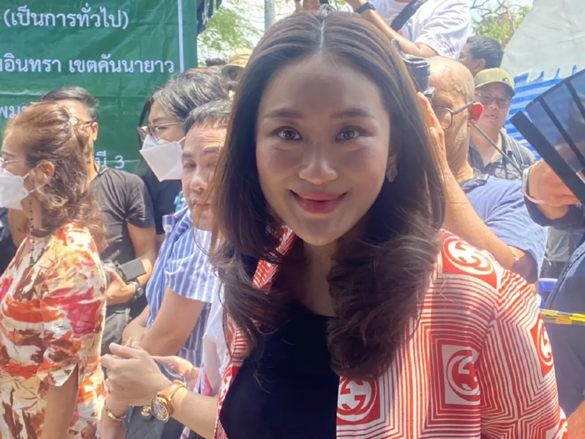 อุ๊งอิ๊ง ใช้สิทธิเลือกตั้ง พร้อมคำถามตอบสื่อตปท. มั่นใจชนะ100%