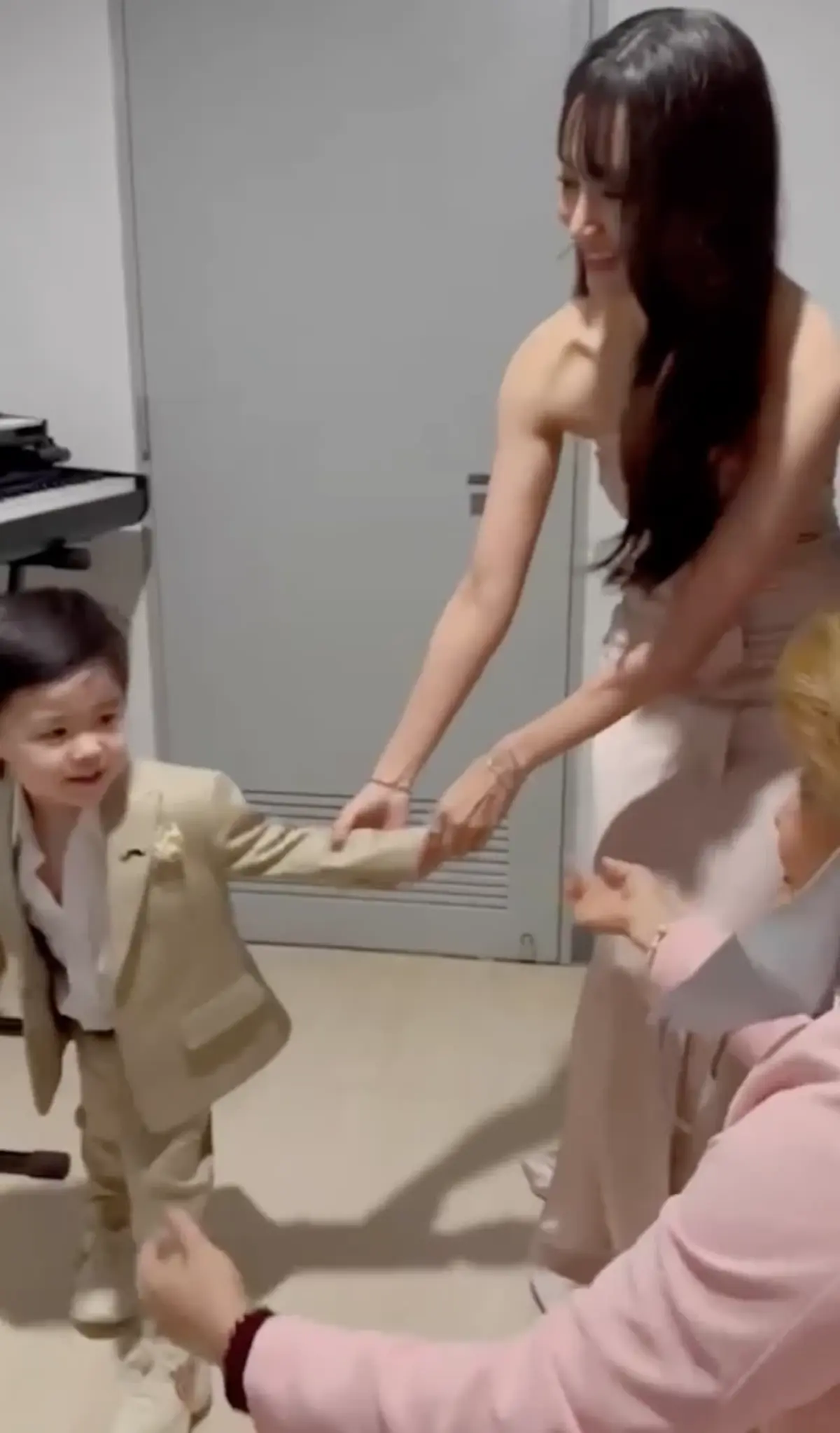 วินาที เบลล่า เจอ น้องธีร์-น้องพีร์ ครั้งแรก 2 หนุ่มแตกต่างกันชัดเจน