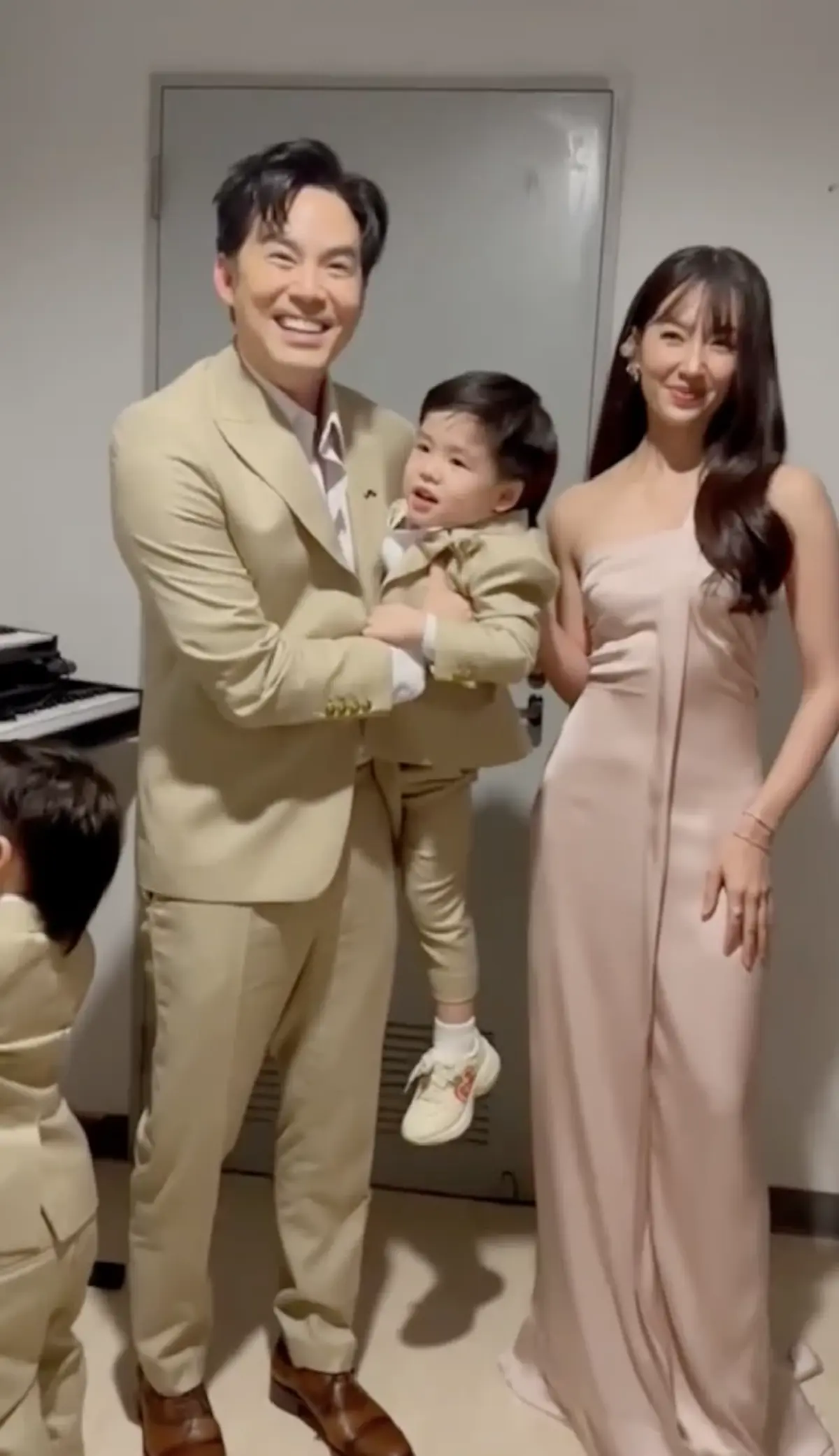 วินาที เบลล่า เจอ น้องธีร์-น้องพีร์ ครั้งแรก 2 หนุ่มแตกต่างกันชัดเจน