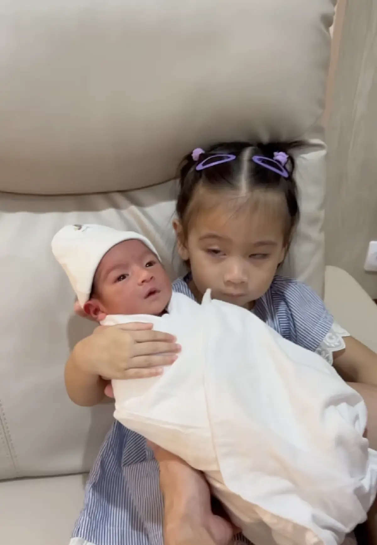 วินาที น้องธิธาร ลูกสาว อุ๊งอิ๊ง ชินวัตร เจอหน้าน้องชาย น้องธาษิณ ครั้งแรก