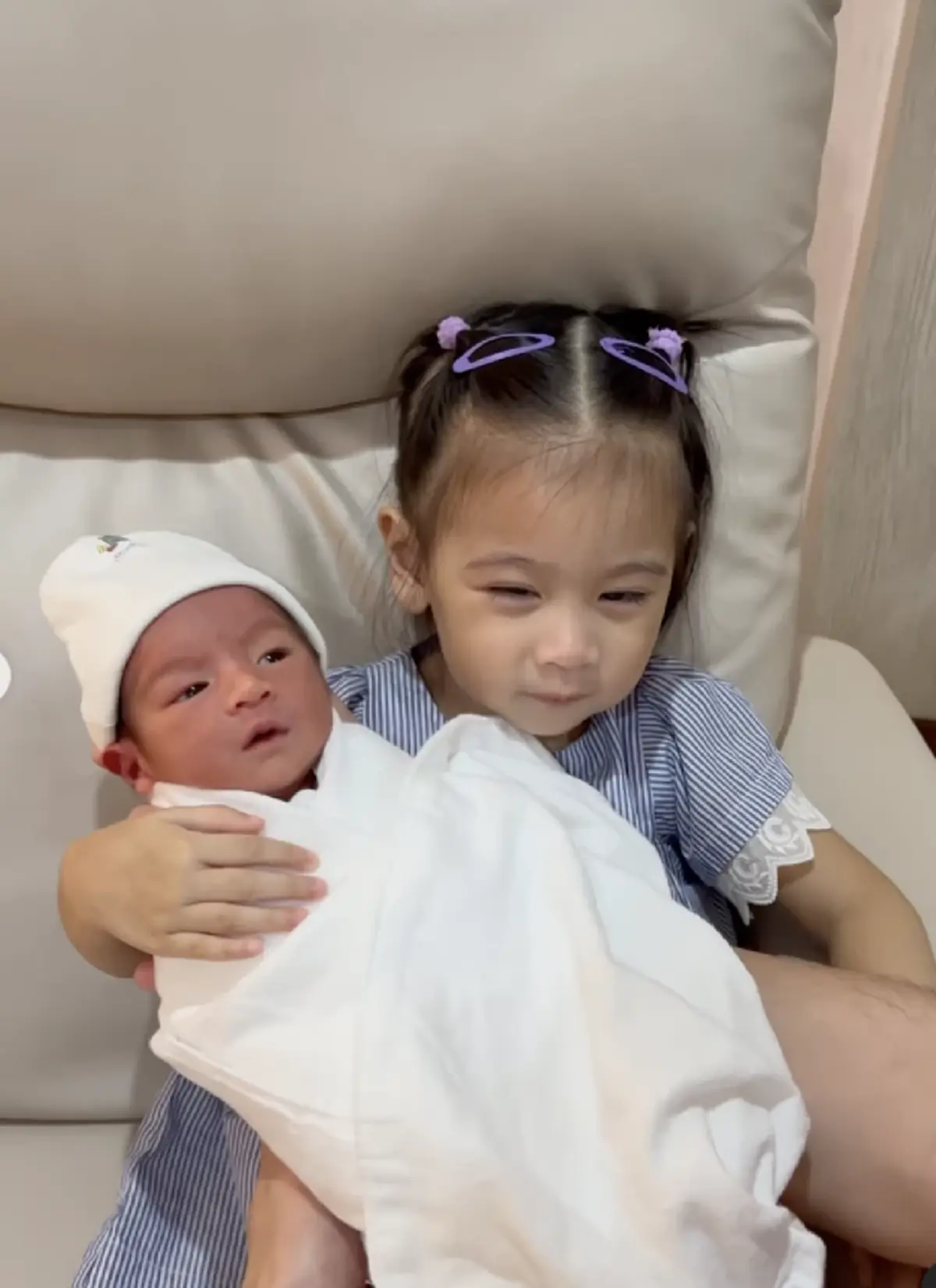 วินาที น้องธิธาร ลูกสาว อุ๊งอิ๊ง ชินวัตร เจอหน้าน้องชาย น้องธาษิณ ครั้งแรก