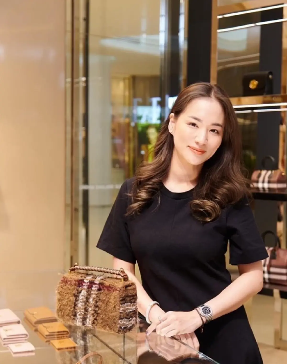 เปิดคอมเมนต์ ชาวเน็ตแห่เดา ผู้ชายคุกเข่าขอแต่งงาน ต่าย ชุติมา อดีตภรรยา ทิม พิธา คือใคร 