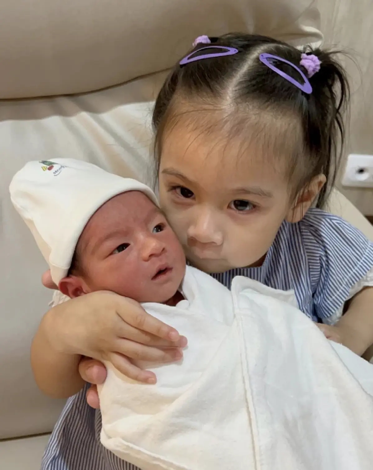วินาที น้องธิธาร ลูกสาว อุ๊งอิ๊ง ชินวัตร เจอหน้าน้องชาย น้องธาษิณ ครั้งแรก