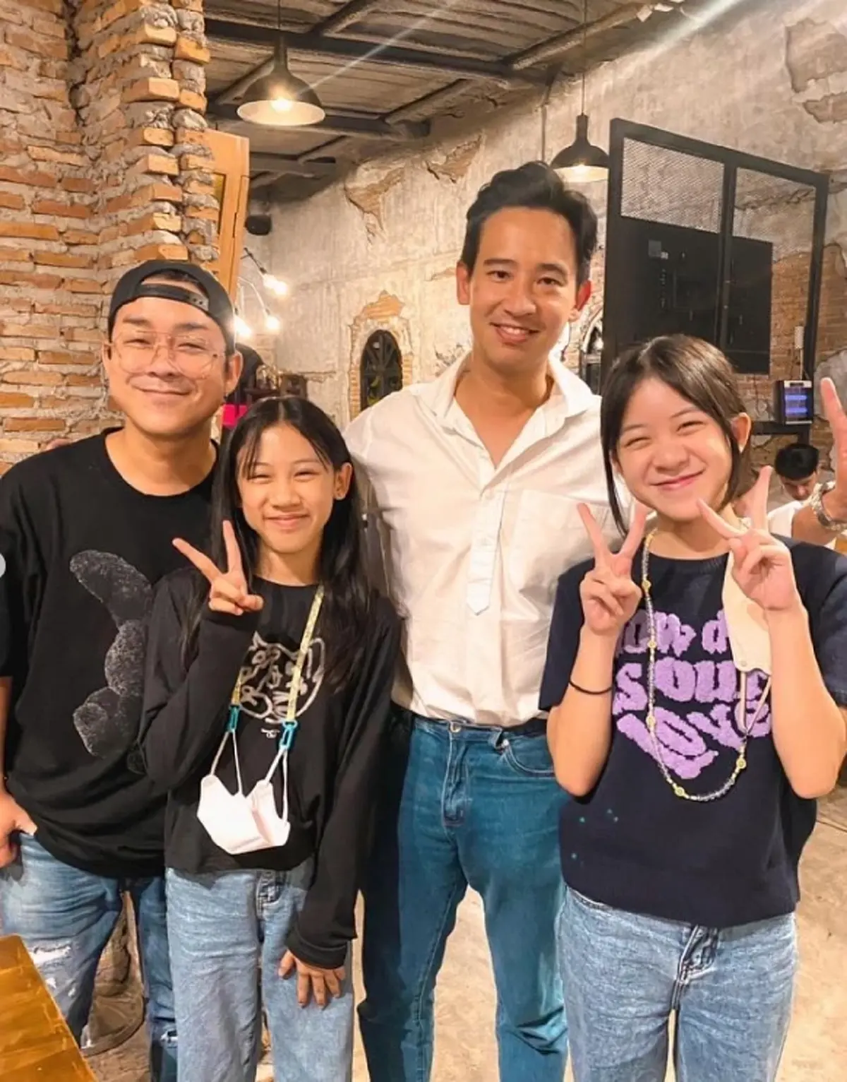 นักร้องดัง บังเอิญเจอ ทิม พิธา ถึงกับลั่น ไม่เคยกอดใครแล้วใจสั่นขนาดนี้
