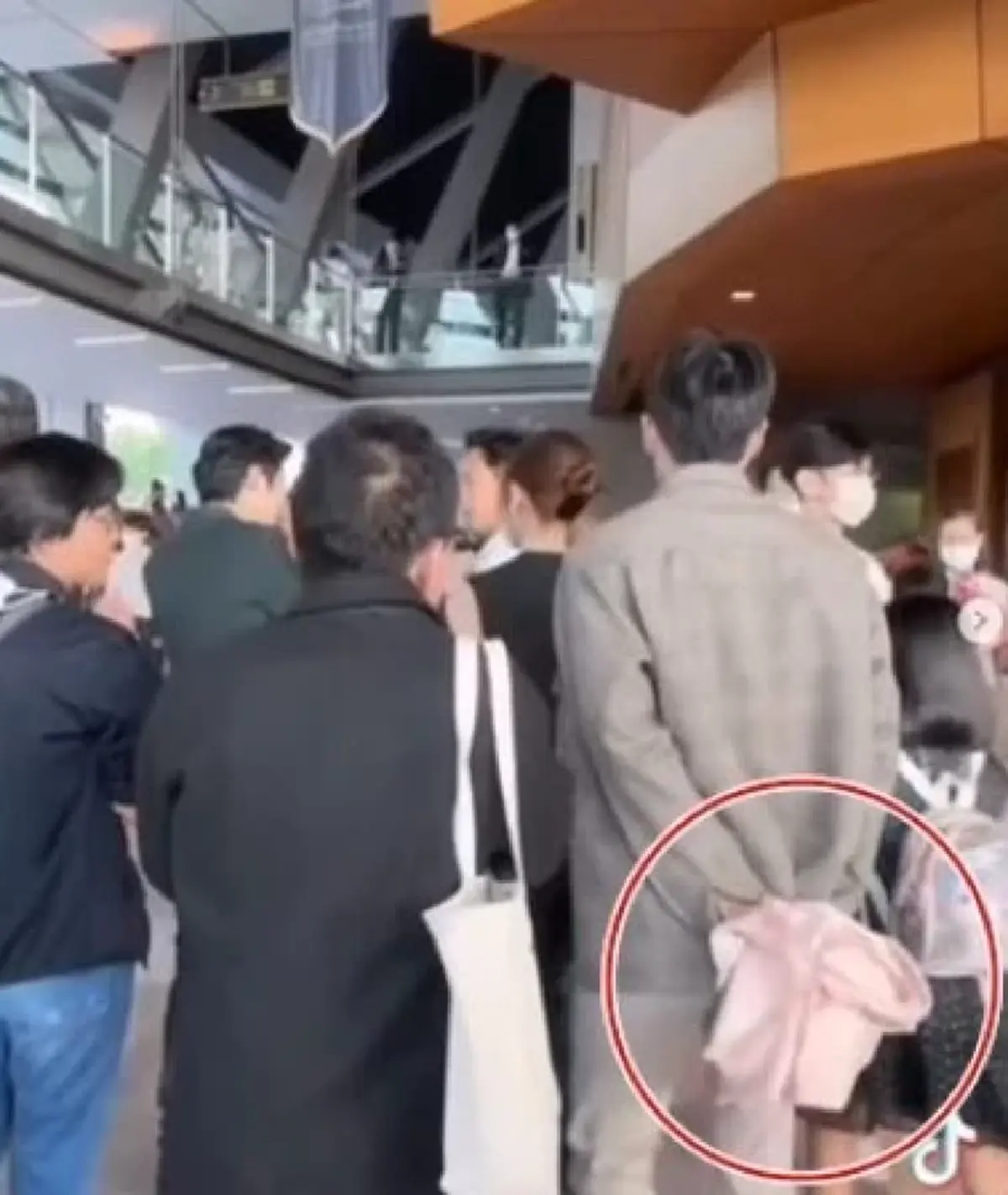 แอฟ ทักษอร โผล่เซอร์ไพรส์วันเกิด นนกุล กลางเวที สายตาหลอกกันไม่ได้จริงๆ