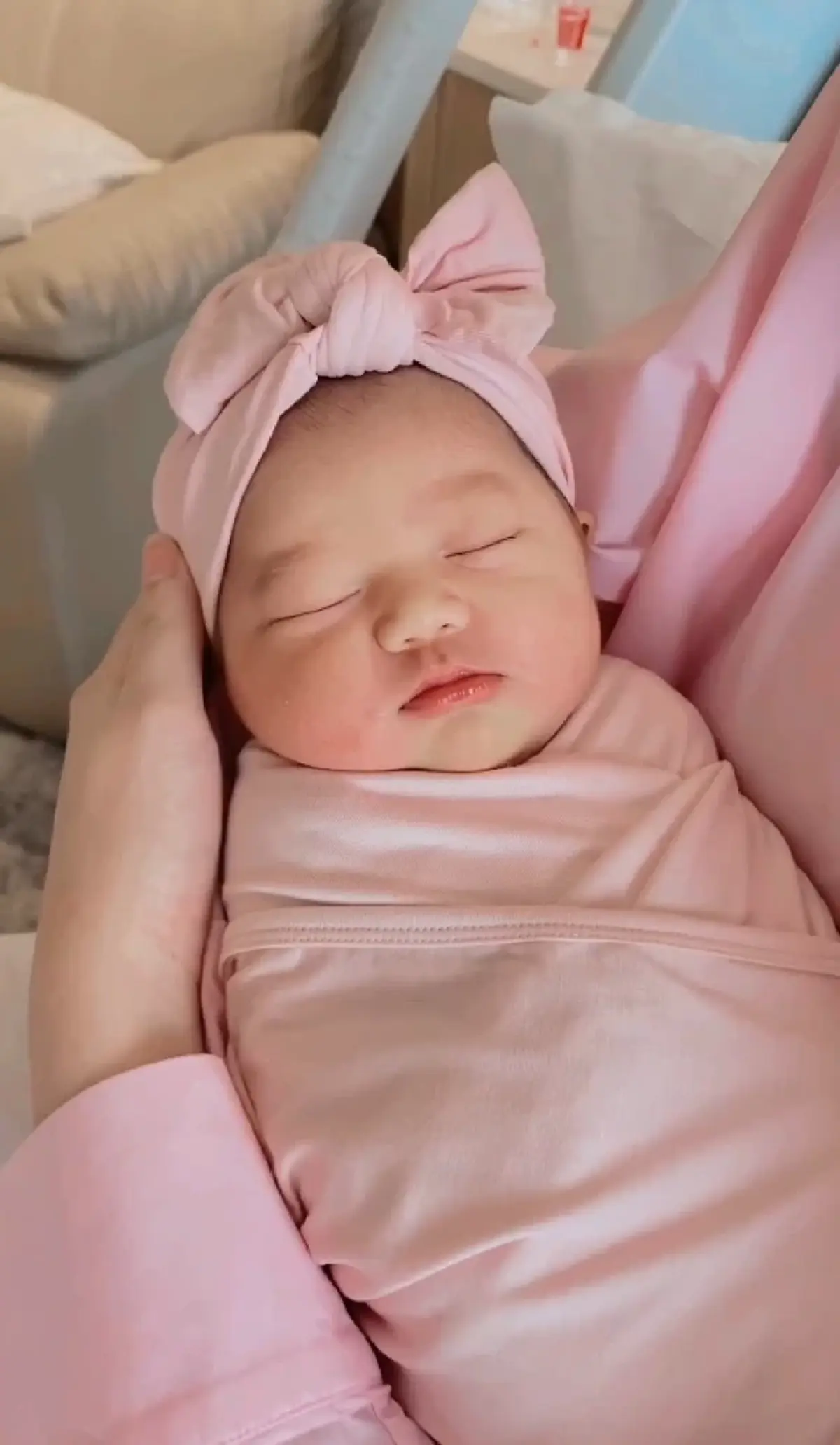 แพทริเซีย กู๊ด คลอดลูกสาว น้องเอลิเซีย คุณยายเจอหลานครั้งแรก