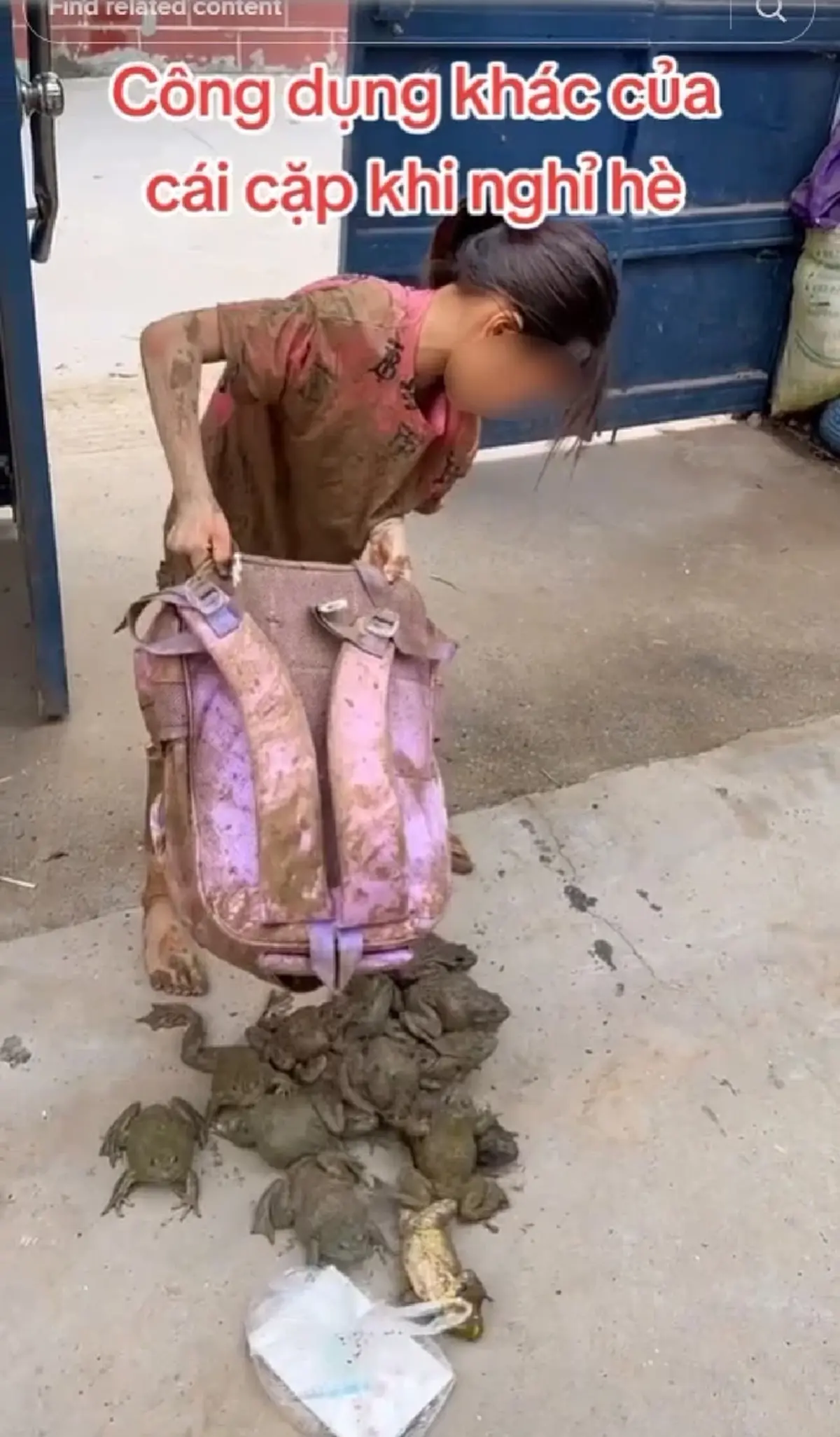 แม่ตกใจ เห็นลูกสาวกลับบ้านสภาพมอมแมม ยิ่งเห็นของฝากจากลูกยิ่งจะเป็นลม