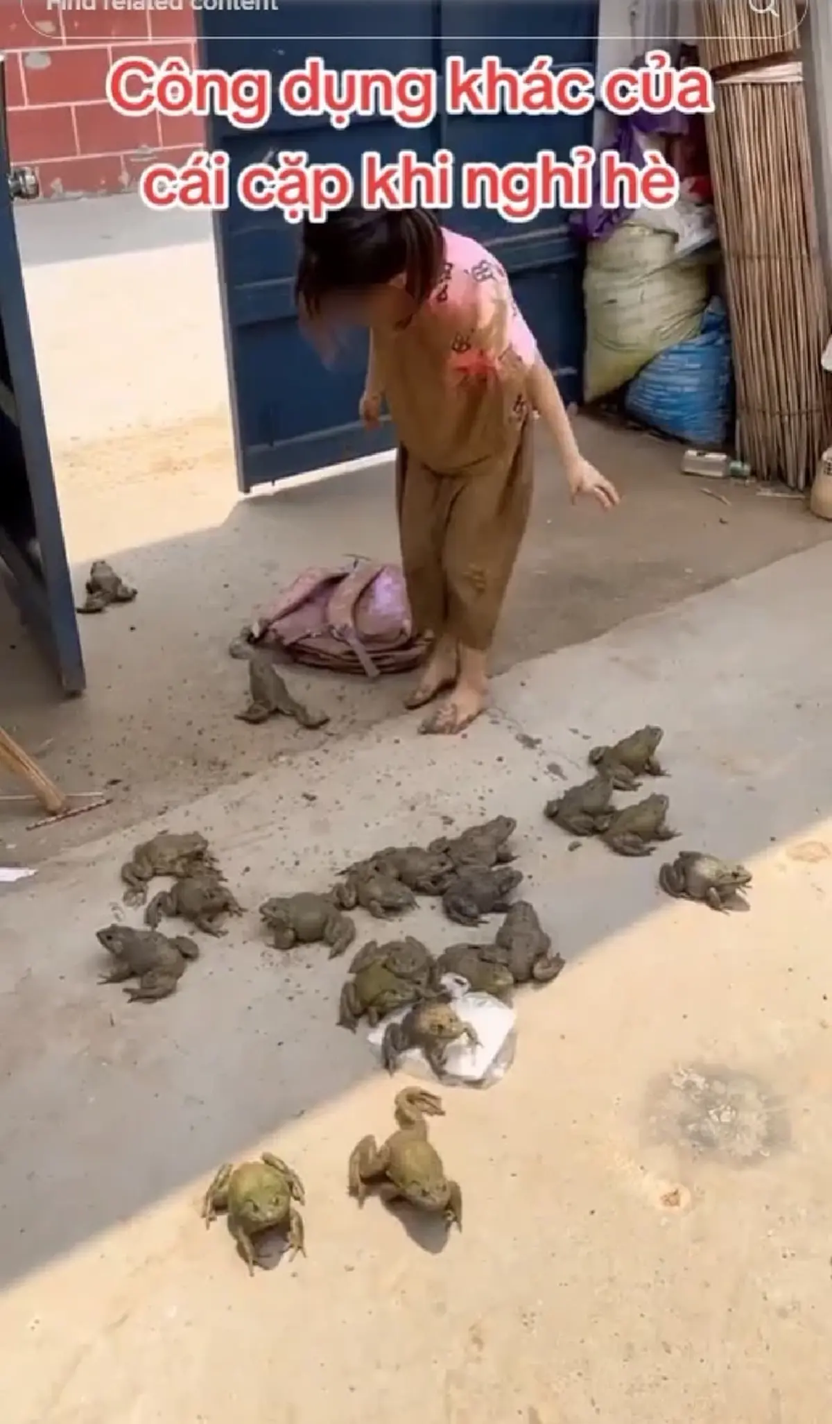 แม่ตกใจ เห็นลูกสาวกลับบ้านสภาพมอมแมม ยิ่งเห็นของฝากจากลูกยิ่งจะเป็นลม