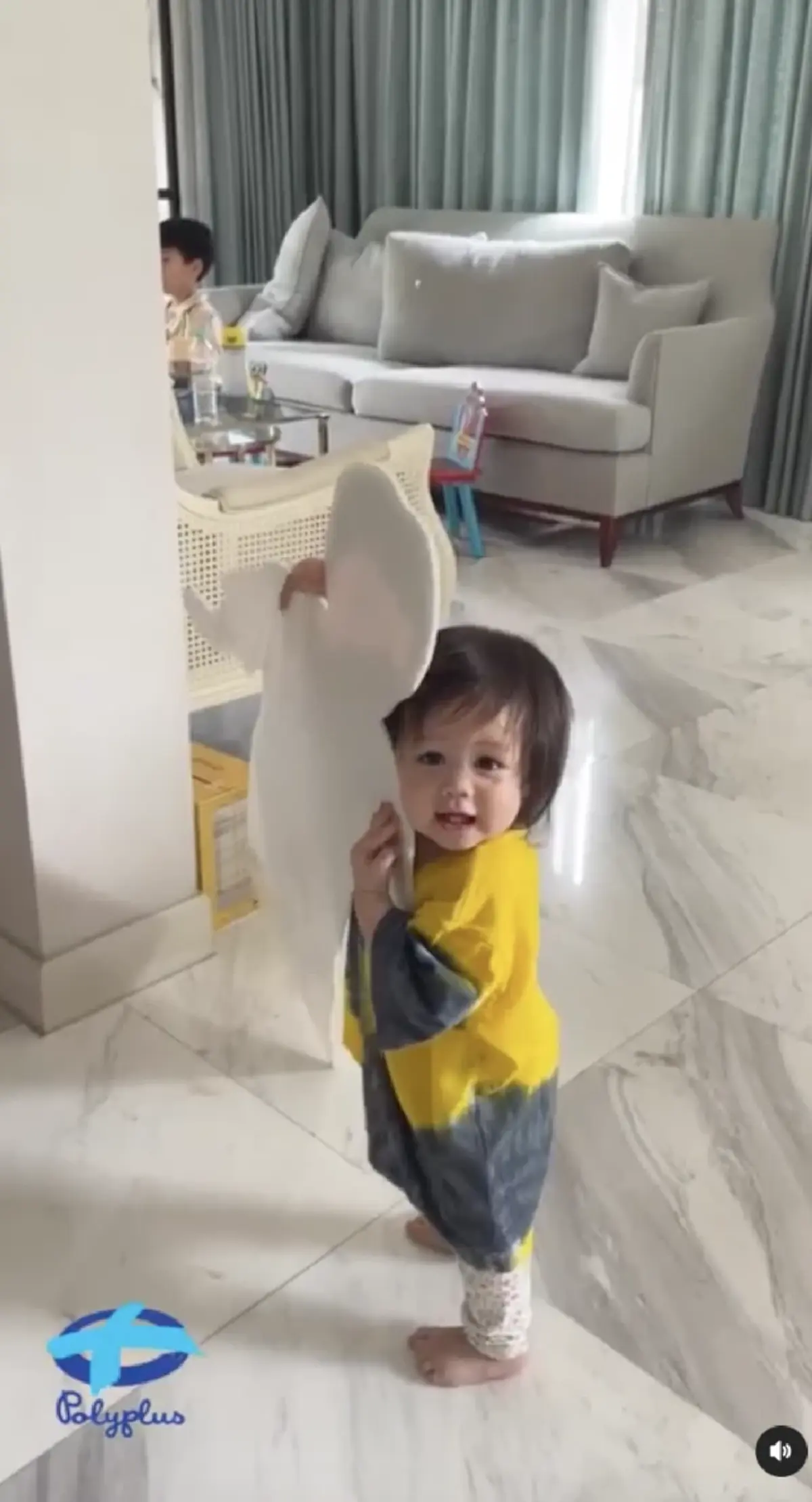 เอ็นดู น้องแอบิเกล หลังเห็นสแตนดี้ พี่สายฟ้า-พายุ จับมือ-กอดคลั่งรักสุดๆ 