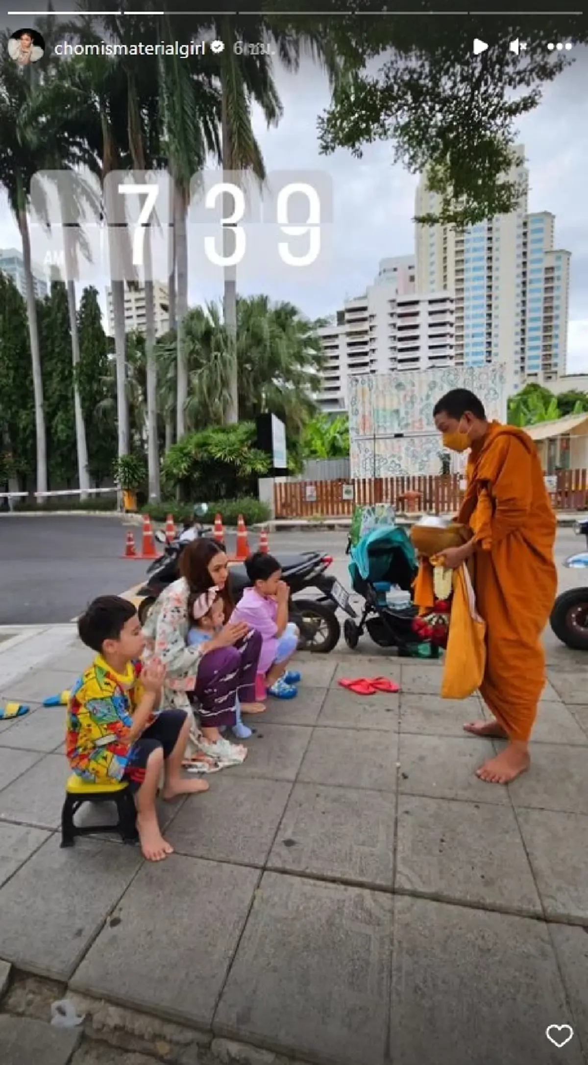ชมพู่ อารยา พาลูกๆทั้ง 3 คน ใส่บาตร น้องแอบิเกล ยืนธุจ้าส่งหลวงพี่ขึ้นรถ