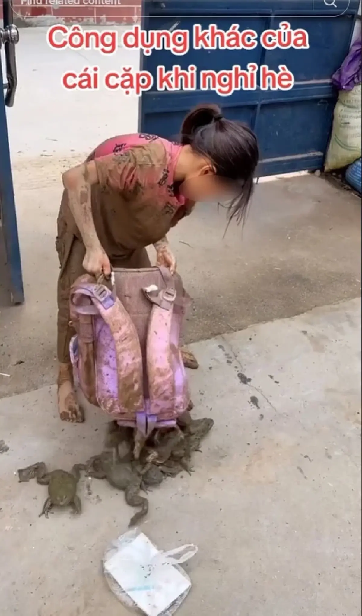 แม่ตกใจ เห็นลูกสาวกลับบ้านสภาพมอมแมม ยิ่งเห็นของฝากจากลูกยิ่งจะเป็นลม