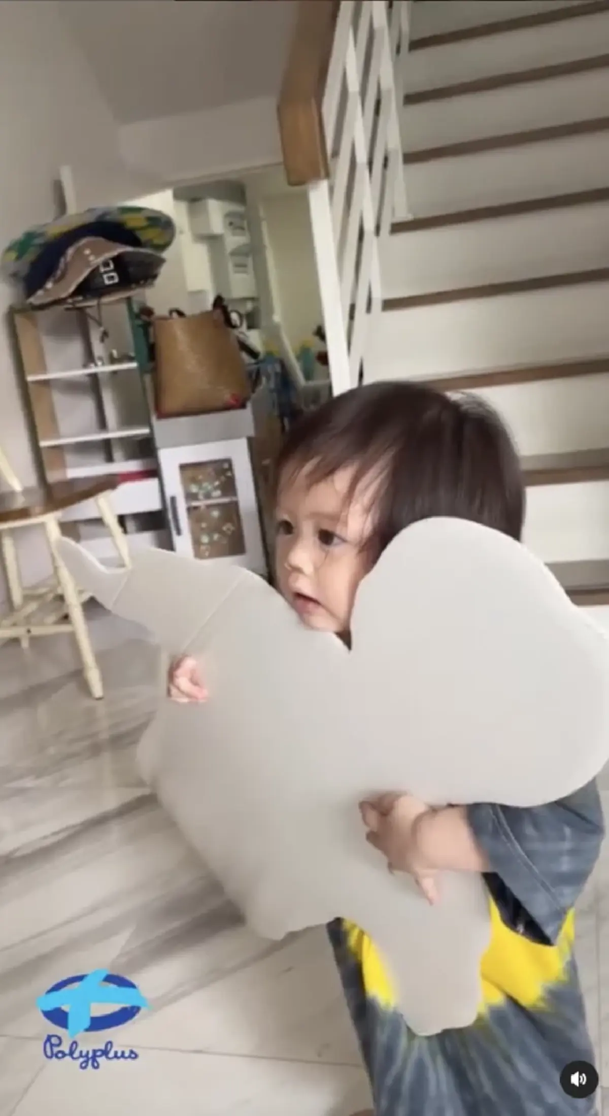 เอ็นดู น้องแอบิเกล หลังเห็นสแตนดี้ พี่สายฟ้า-พายุ จับมือ-กอดคลั่งรักสุดๆ 