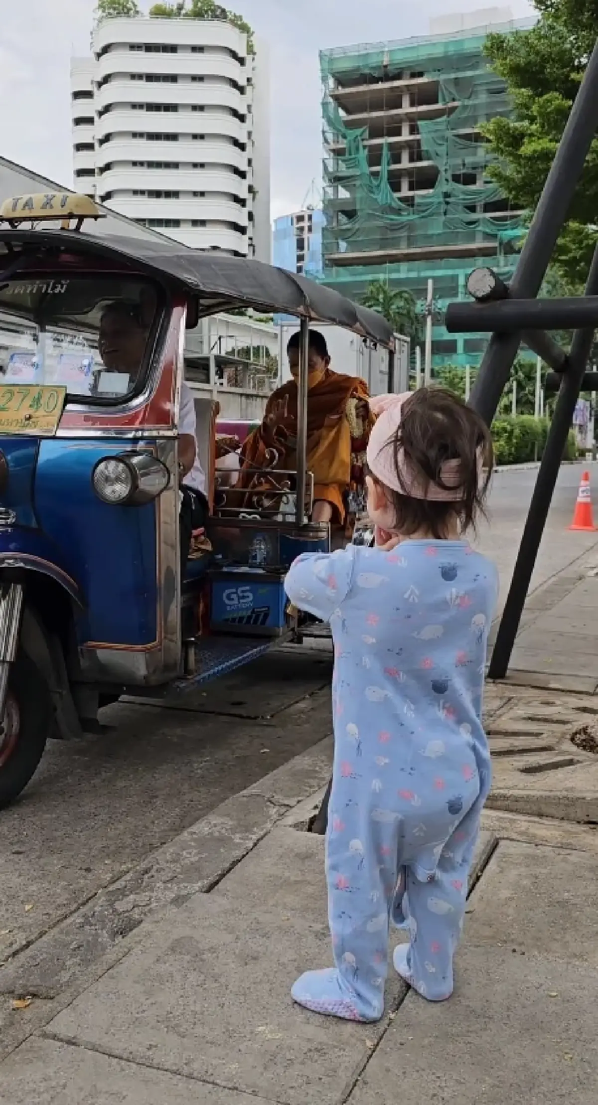 ชมพู่ อารยา พาลูกๆทั้ง 3 คน ใส่บาตร น้องแอบิเกล ยืนธุจ้าส่งหลวงพี่ขึ้นรถ