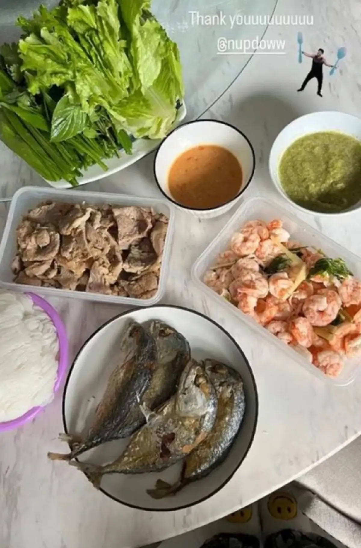 นางเอกดัง เบลล่า ราณี นั่งกินข้าวร้านข้างทางเน้นอิ่มไม่เน้นมื้อหรู